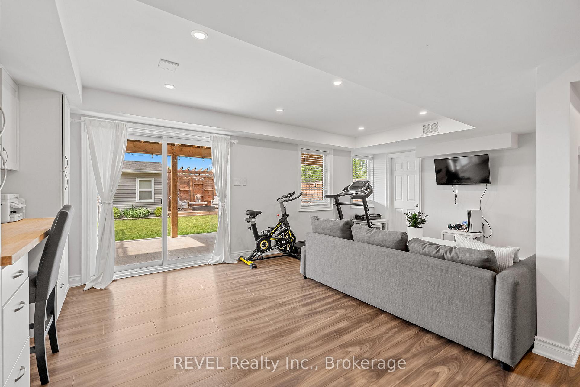 Photo 35 of 8531 Dogwood Crescent, Niagara Falls, Brown — HOMEH