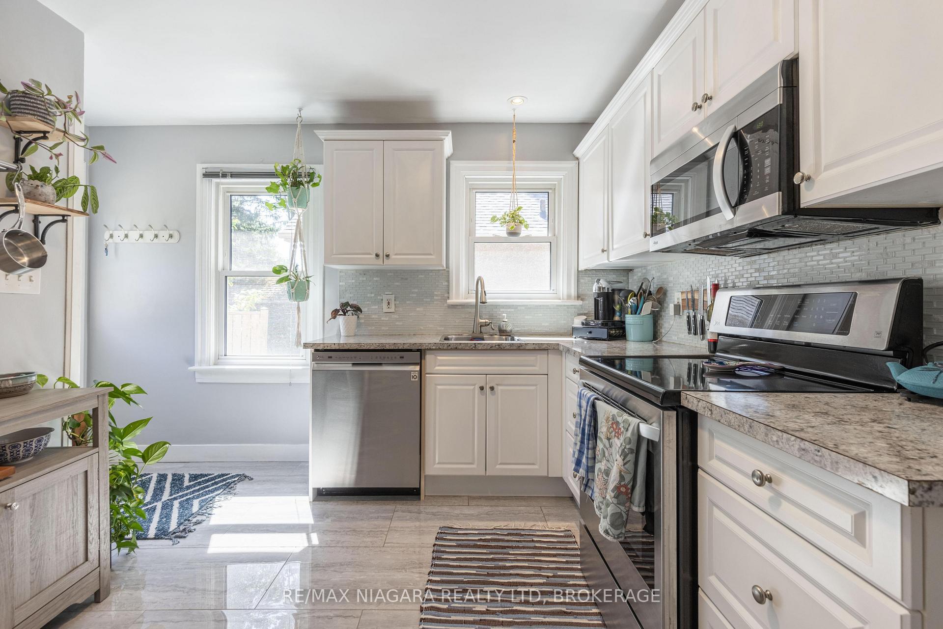 Photo 9 of 3956 St James Avenue, Niagara Falls, Stamford — HOMEH