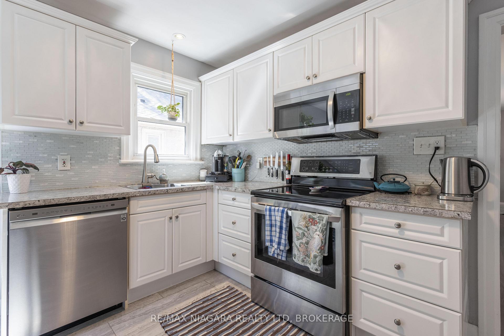 Photo 10 of 3956 St James Avenue, Niagara Falls, Stamford — HOMEH