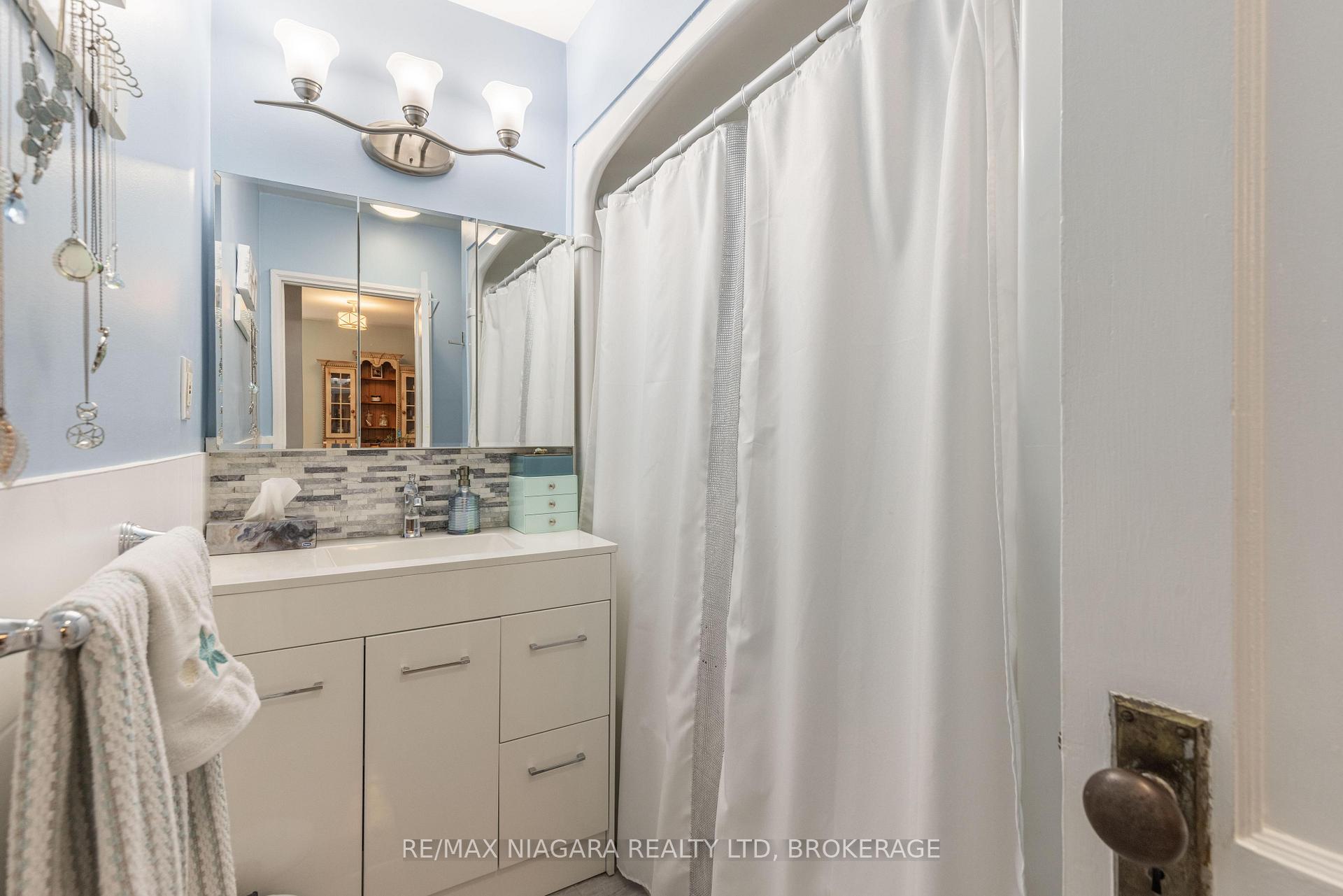 Photo 14 of 3956 St James Avenue, Niagara Falls, Stamford — HOMEH