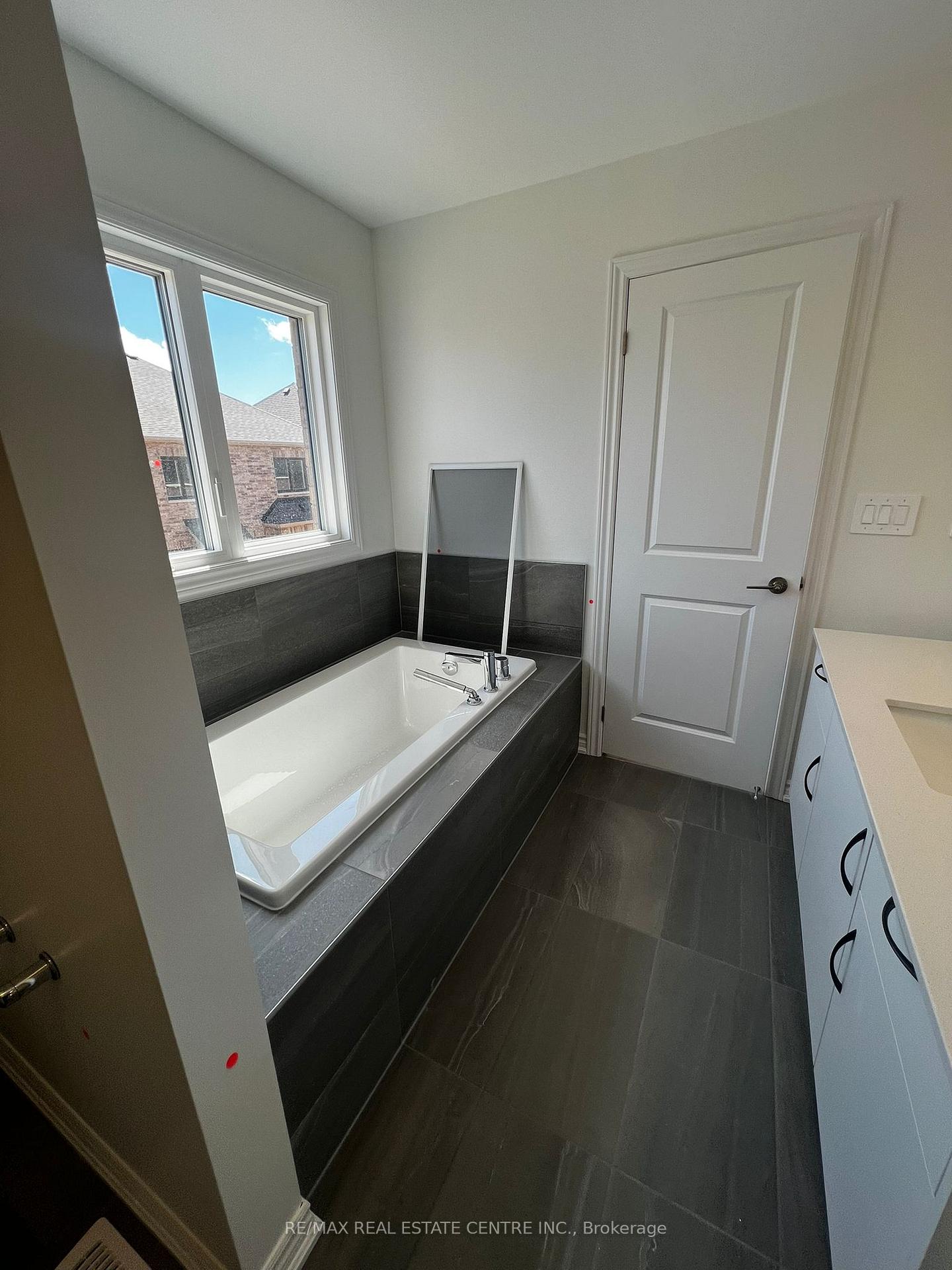 Photo 17 of 292 Bergamot Avenue, Milton, Walker — HOMEH