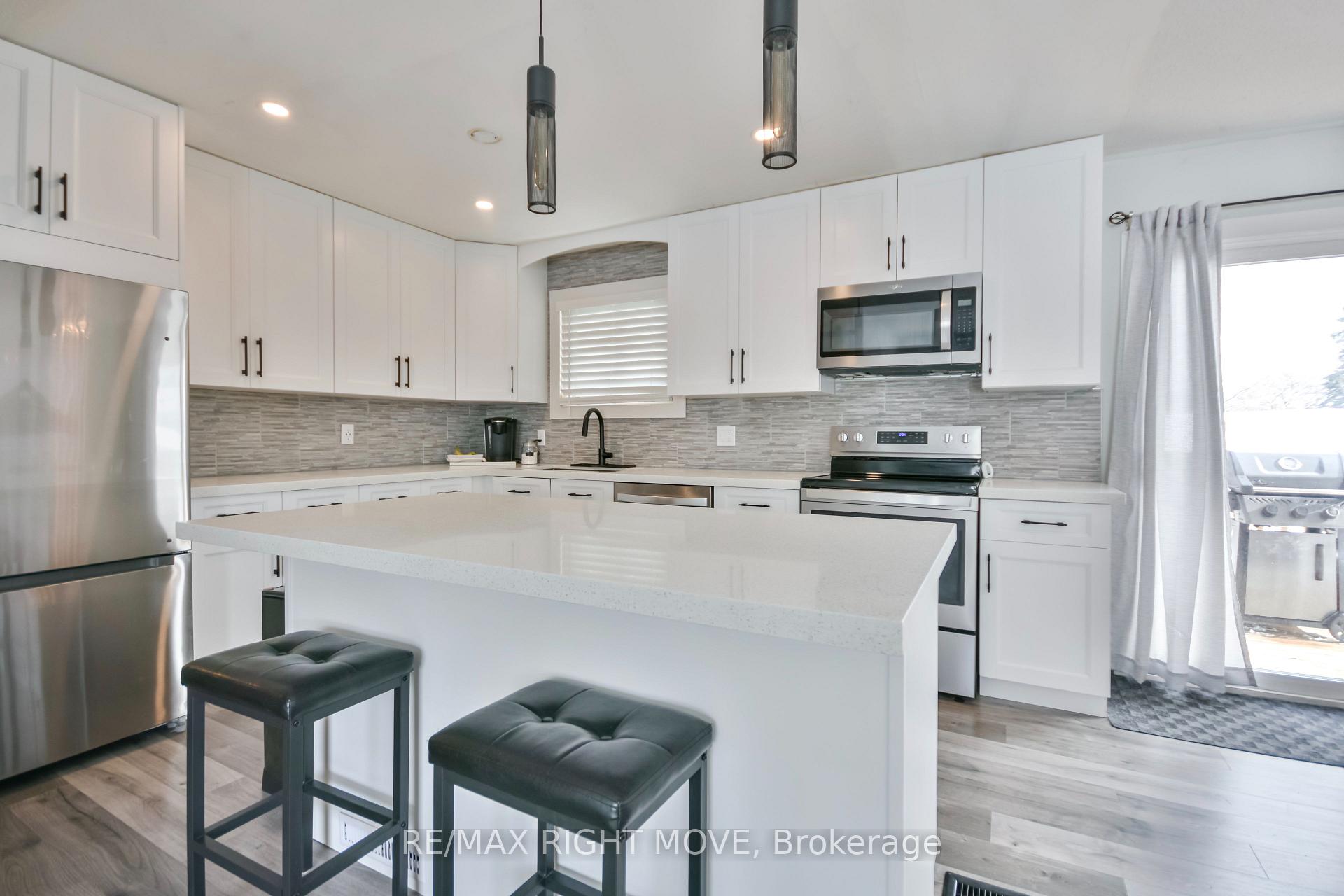 Photo 3 of 2 Walker Avenue, Orillia — HOMEH