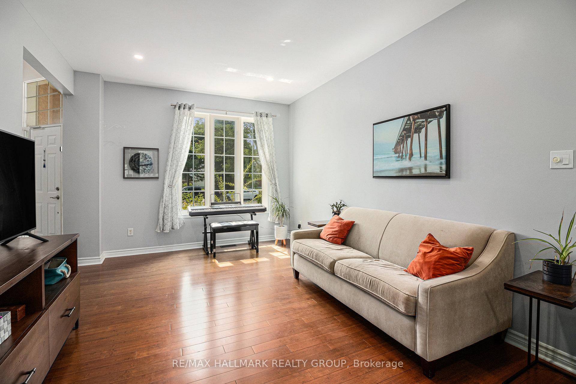 Photo 3 of 1565 Winterport Way, Ottawa, Fallingbrook/Pineridge — HOMEH