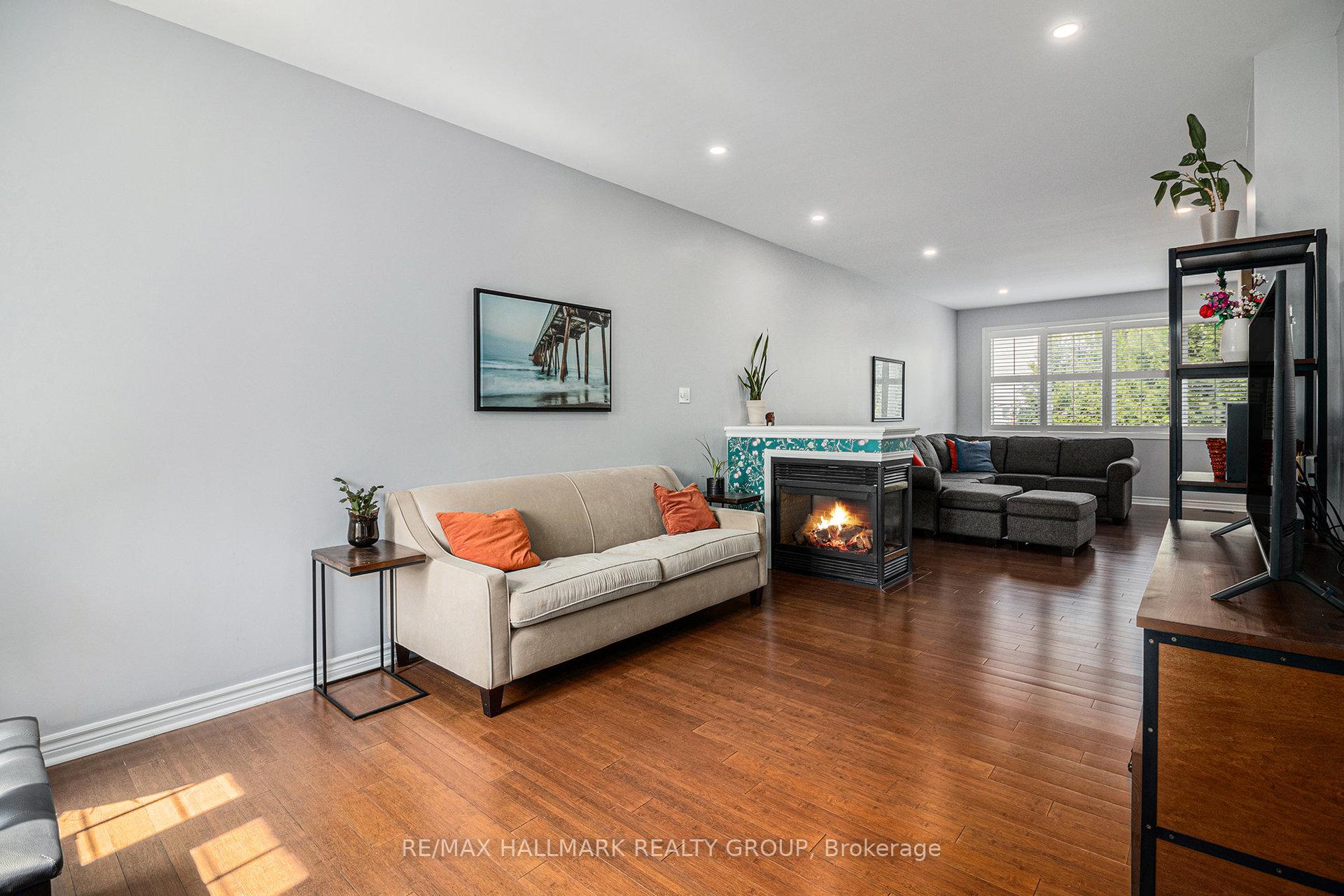 Photo 4 of 1565 Winterport Way, Ottawa, Fallingbrook/Pineridge — HOMEH