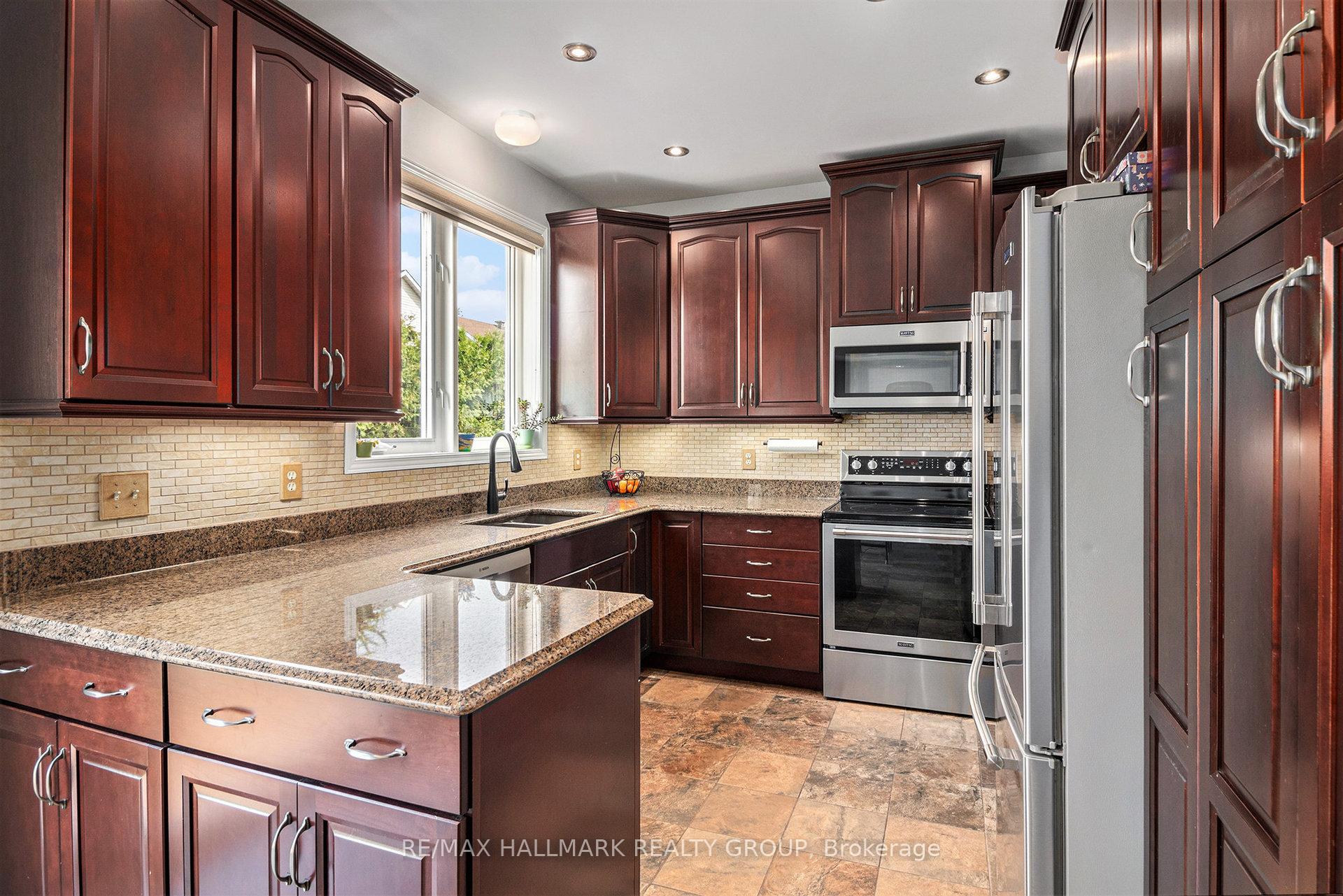 Photo 8 of 1565 Winterport Way, Ottawa, Fallingbrook/Pineridge — HOMEH