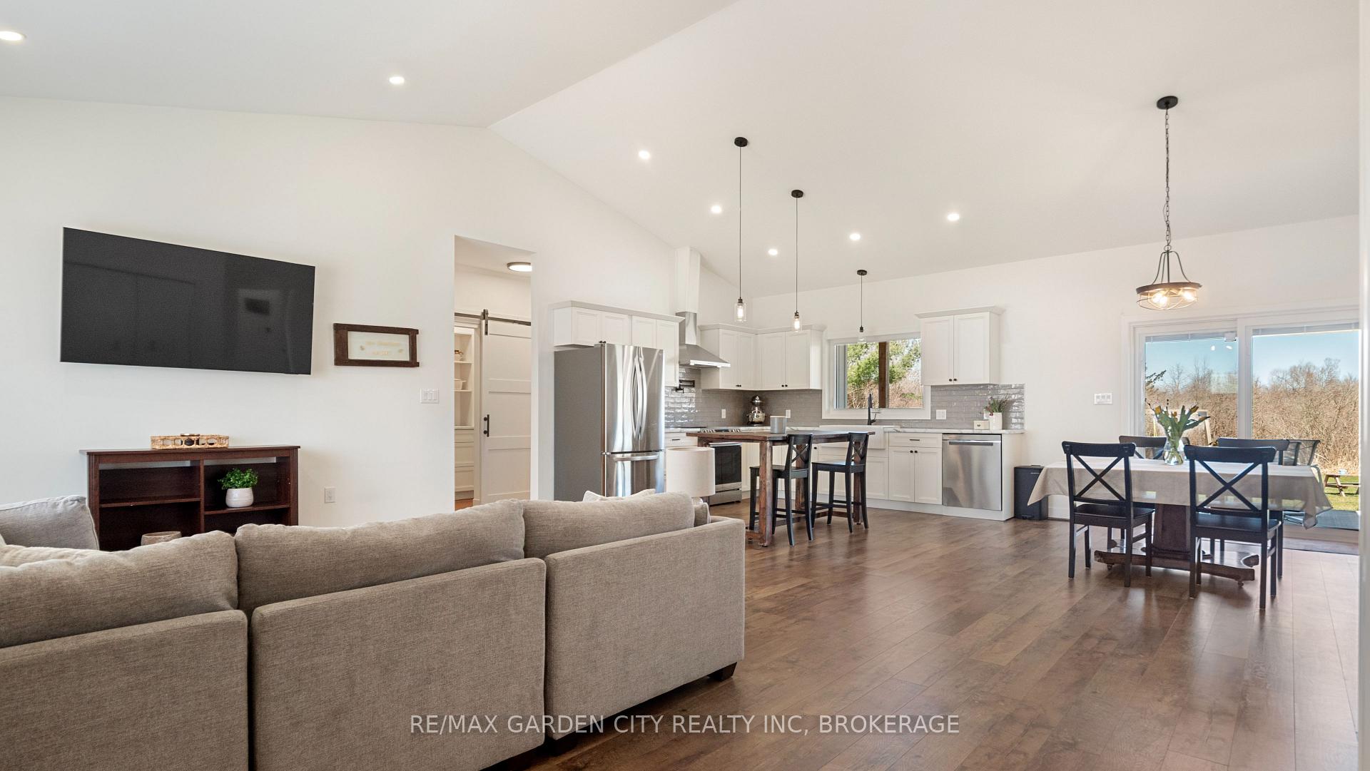 Photo 8 of 951 Twenty Road, Pelham, North Pelham — HOMEH
