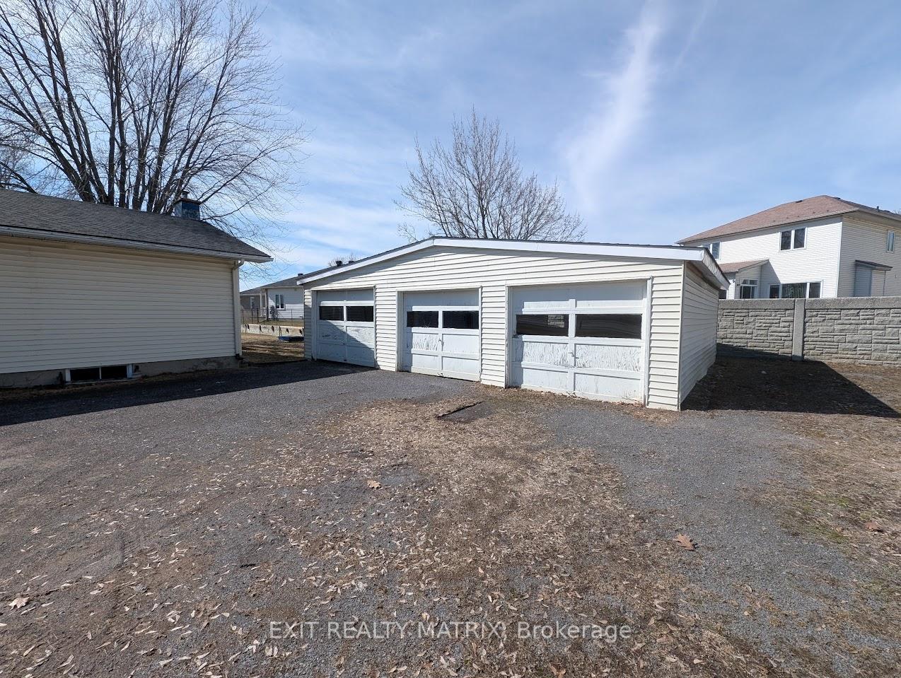 Photo 2 of 1632 Trim Road, Ottawa, Fallingbrook/Pineridge — HOMEH