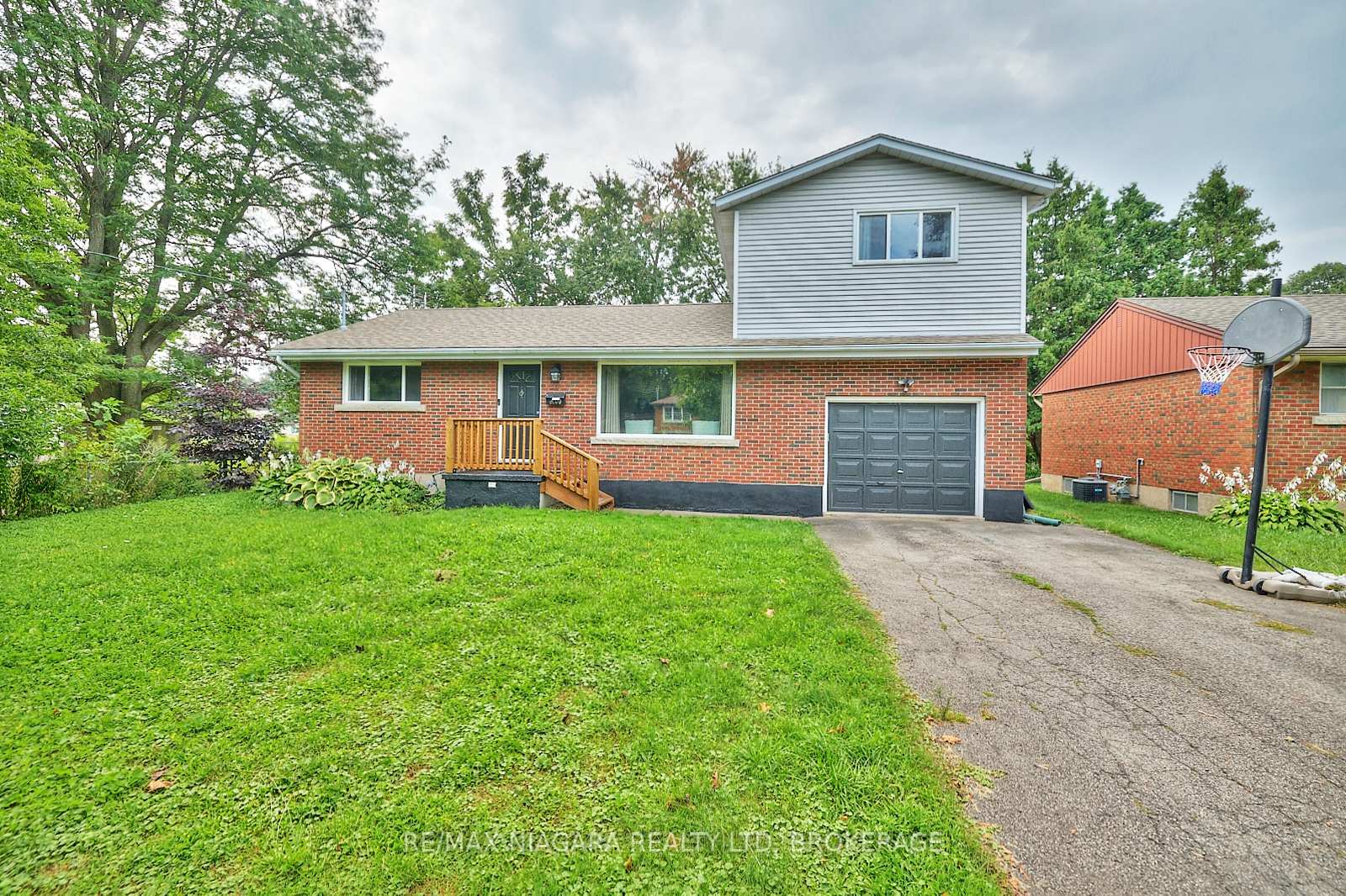 Photo 2 of 6100 Sidney Street, Niagara Falls, Cherrywood — HOMEH