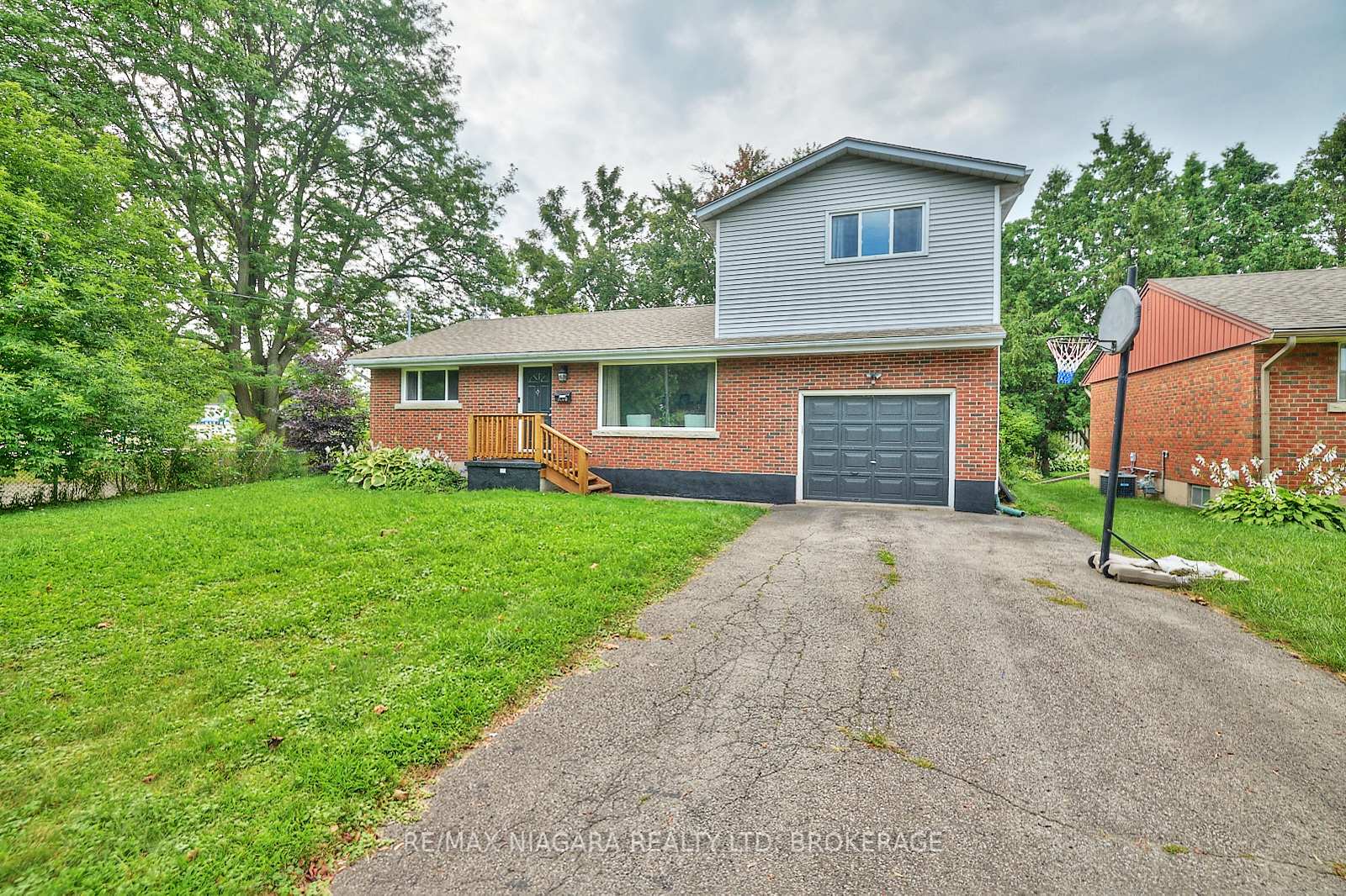 Photo 3 of 6100 Sidney Street, Niagara Falls, Cherrywood — HOMEH