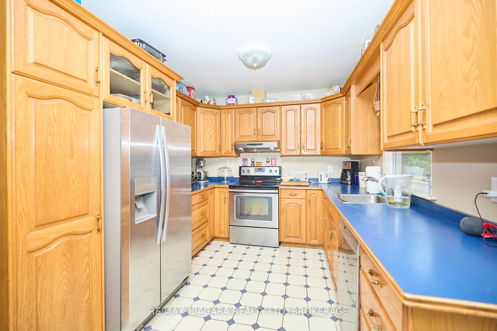 Photo 4 of 6100 Sidney Street, Niagara Falls, Cherrywood — HOMEH