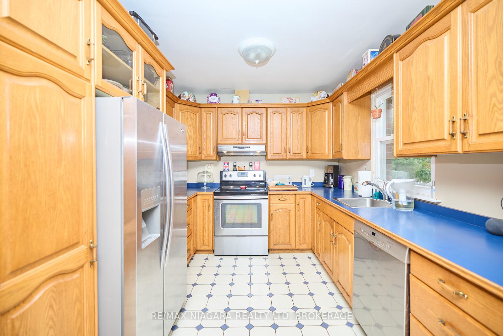 Photo 5 of 6100 Sidney Street, Niagara Falls, Cherrywood — HOMEH