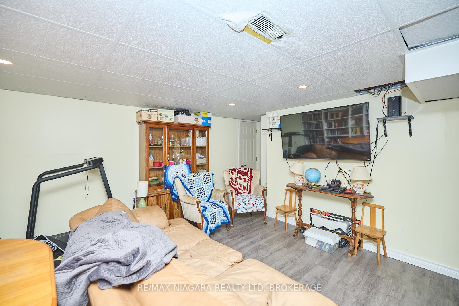 Photo 11 of 6100 Sidney Street, Niagara Falls, Cherrywood — HOMEH