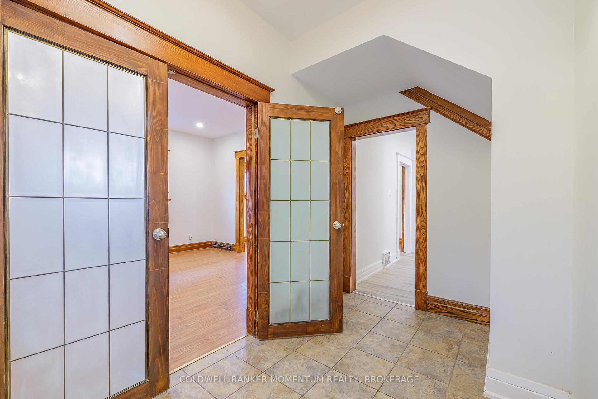 Photo 5 of 4759 Epworth Circle, Niagara Falls, Downtown — HOMEH