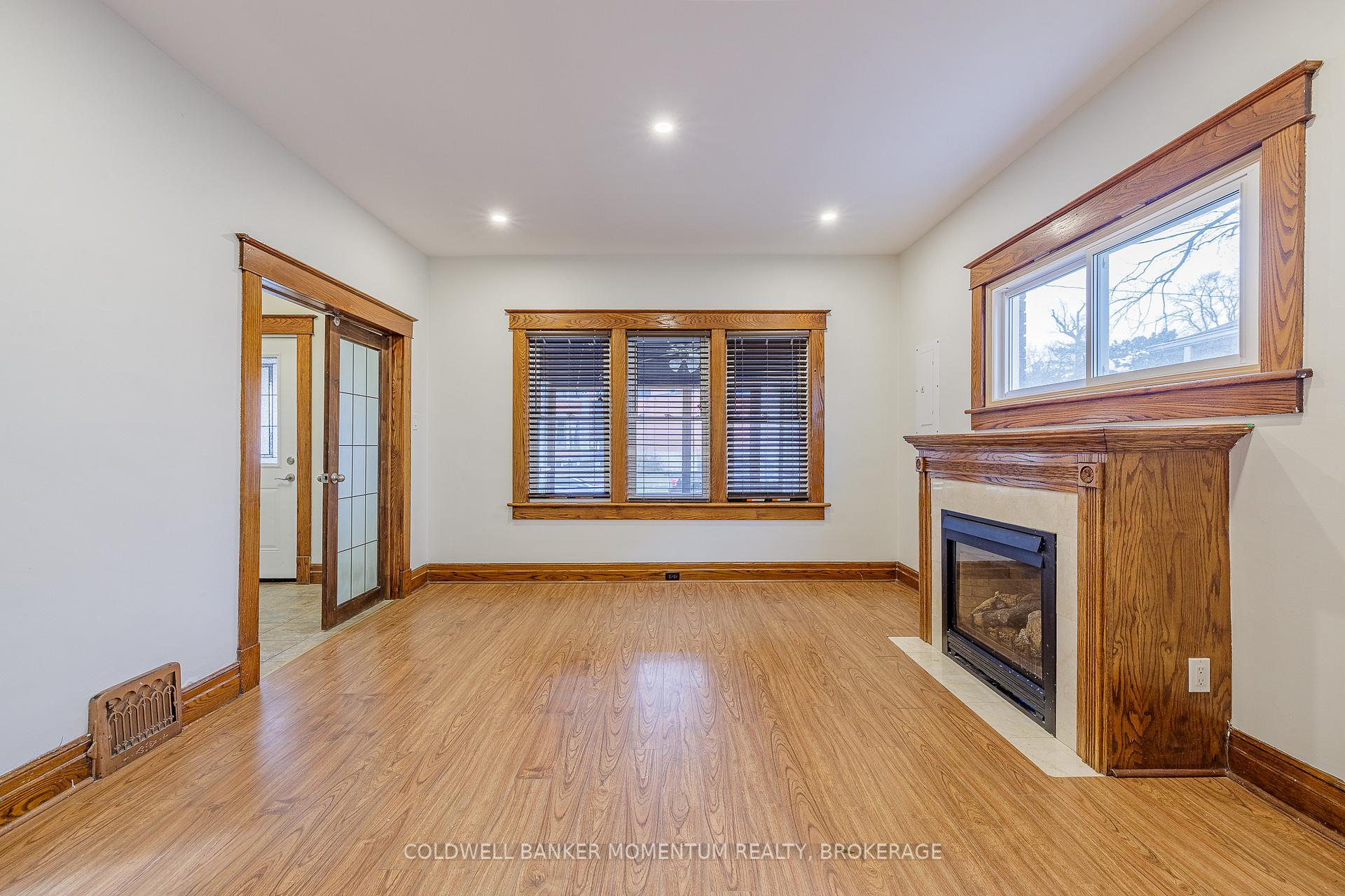 Photo 8 of 4759 Epworth Circle, Niagara Falls, Downtown — HOMEH