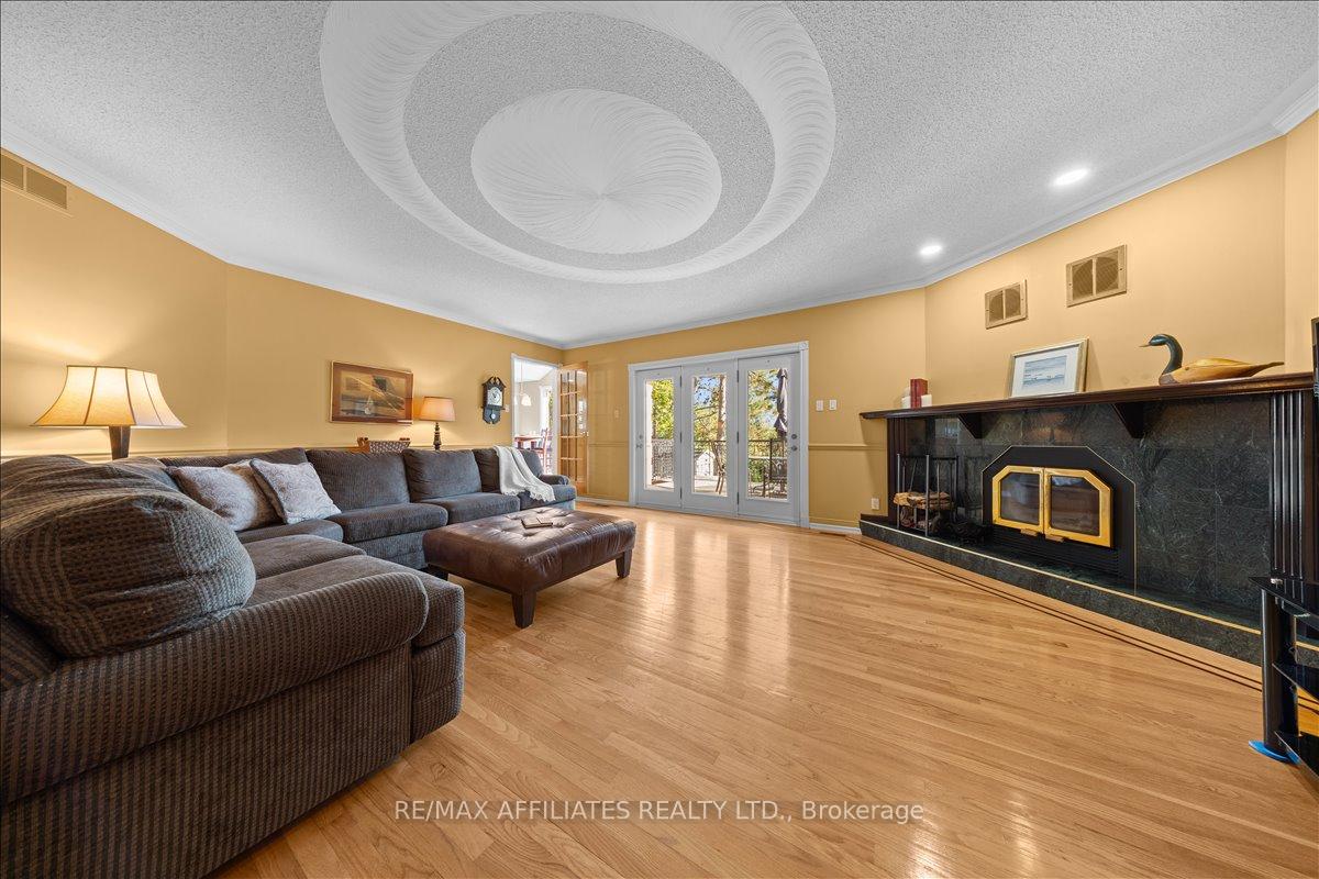 Photo 4 of 1266 Barnwell Crescent, Ottawa, Navan — HOMEH