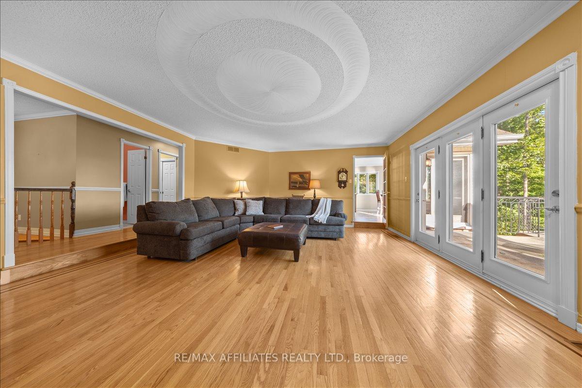 Photo 5 of 1266 Barnwell Crescent, Ottawa, Navan — HOMEH
