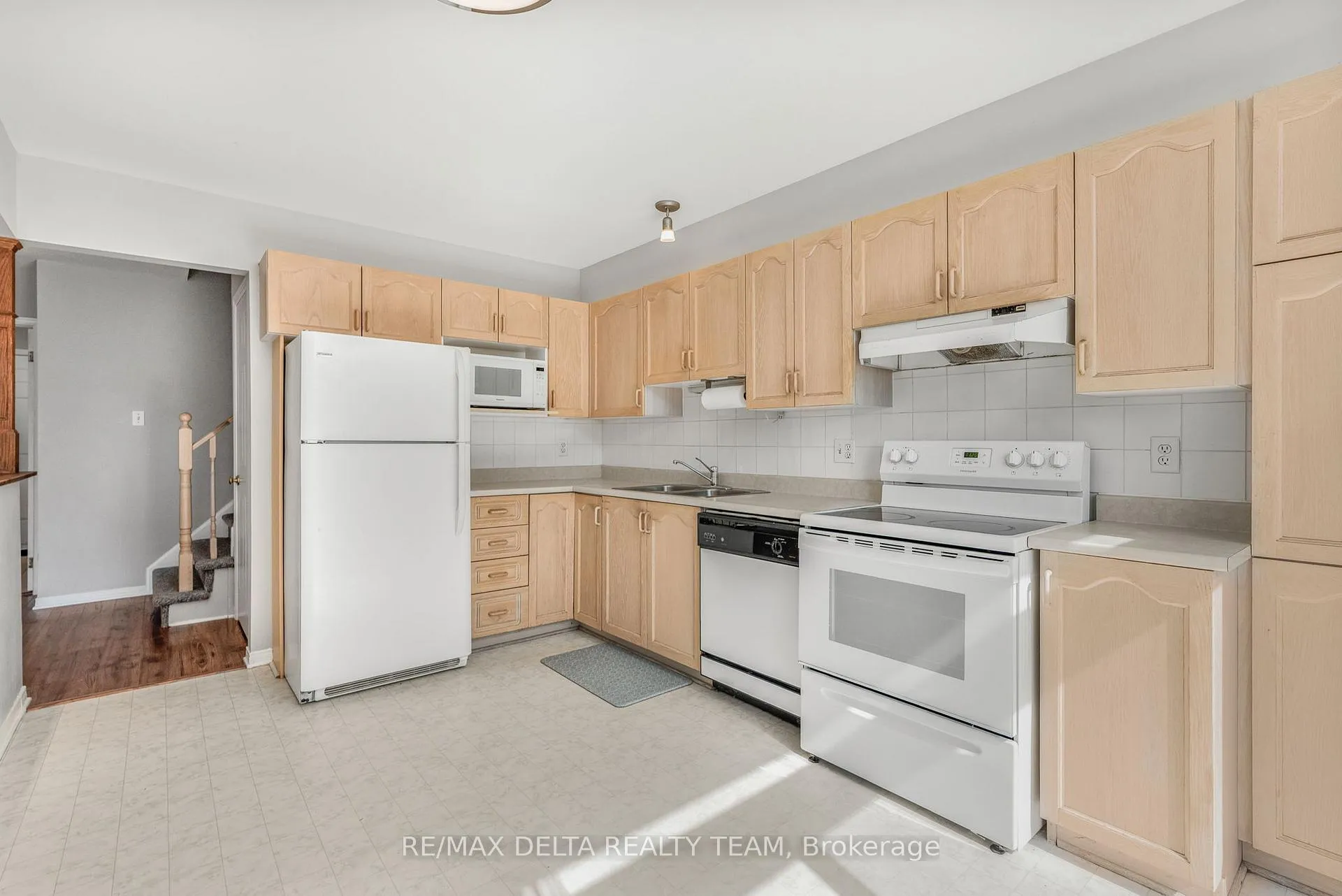 Photo 8 of 1969 Sunland Drive, Ottawa, Fallingbrook/Gardenway South — HOMEH