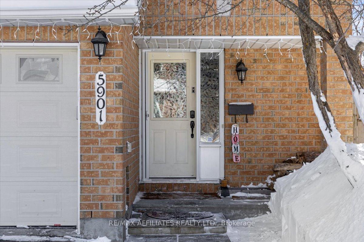 Photo 2 of 5901 Pineglade Crescent, Ottawa, Chapel Hill South - Orleans Village — HOMEH