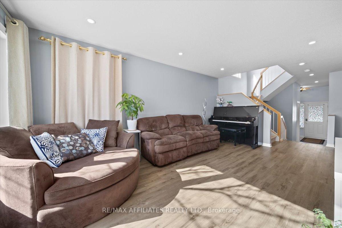 Photo 5 of 5901 Pineglade Crescent, Ottawa, Chapel Hill South - Orleans Village — HOMEH