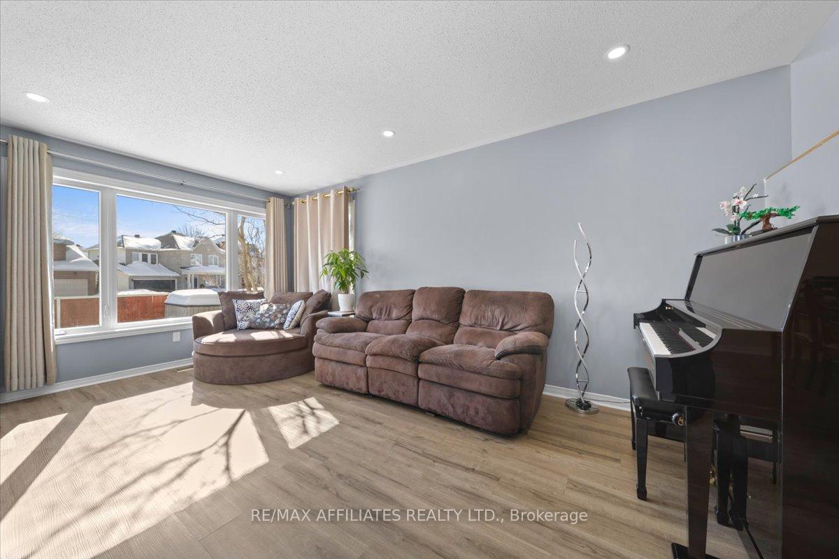 Photo 6 of 5901 Pineglade Crescent, Ottawa, Chapel Hill South - Orleans Village — HOMEH