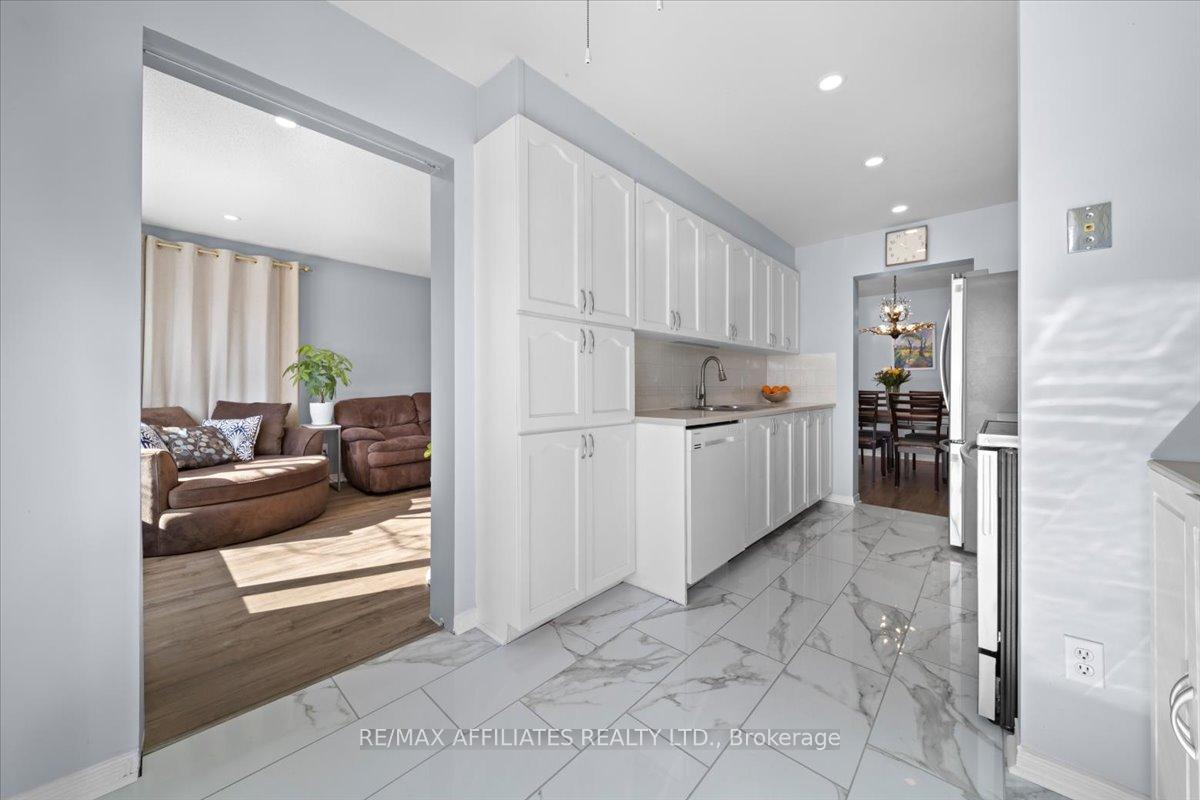 Photo 16 of 5901 Pineglade Crescent, Ottawa, Chapel Hill South - Orleans Village — HOMEH