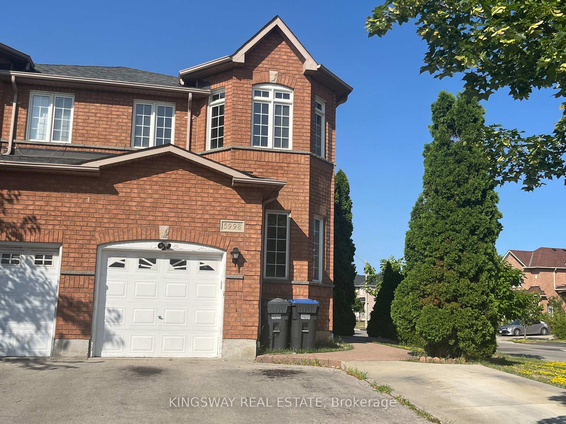 Front of 5998 Gant Crescent