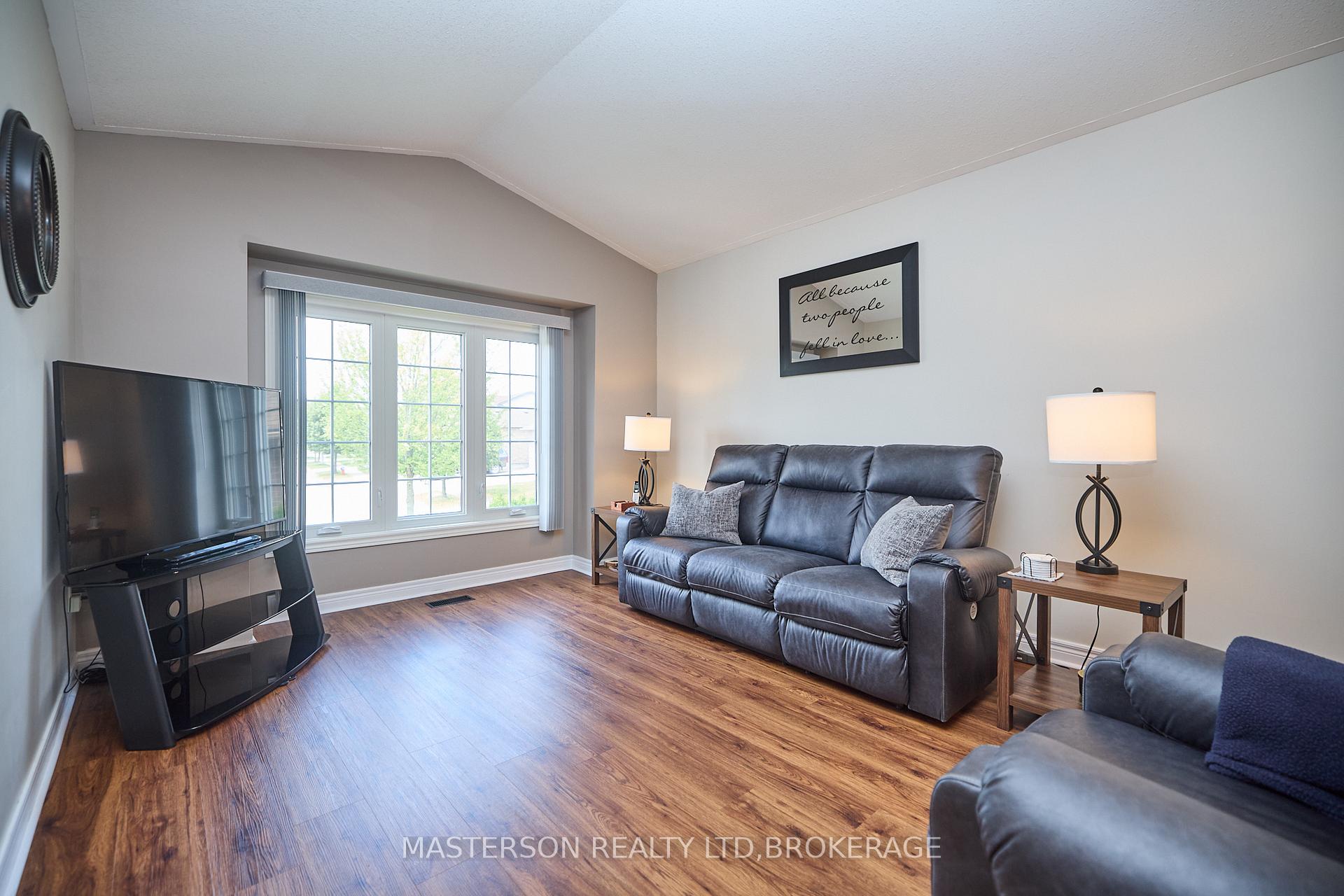 Photo 5 of 6906 Kelly Drive, Niagara Falls, Forestview — HOMEH