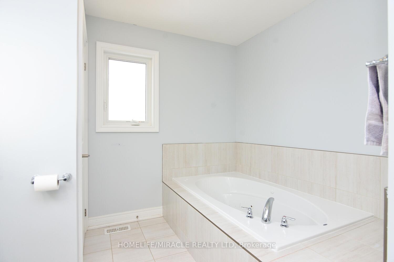 Photo 16 of 18 Swan Avenue E, Pelham, Fonthill — HOMEH
