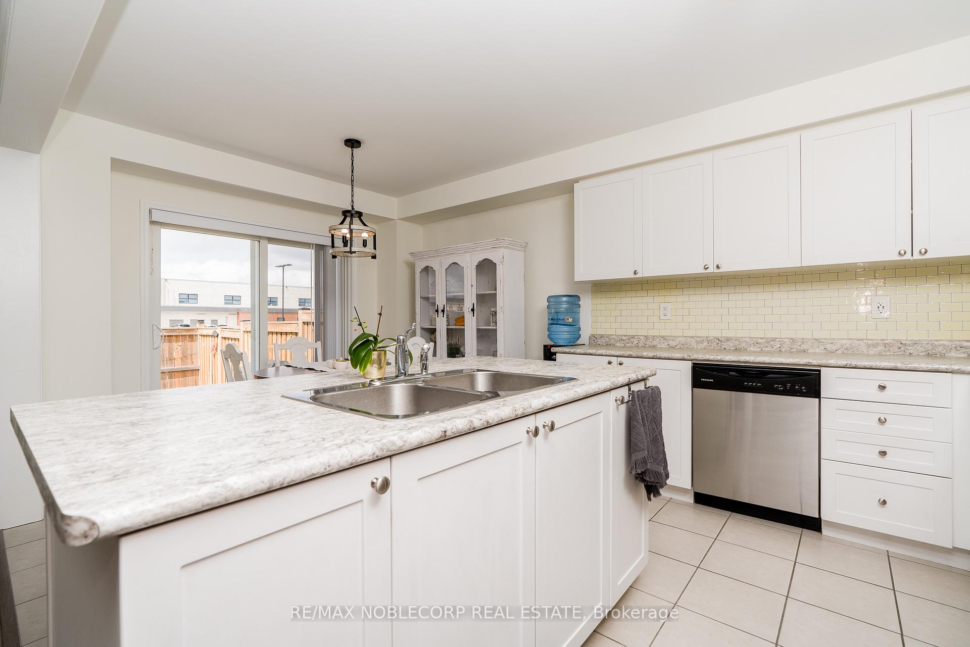 Photo 8 of 1152 Duignan Crescent, Milton, Ford — HOMEH