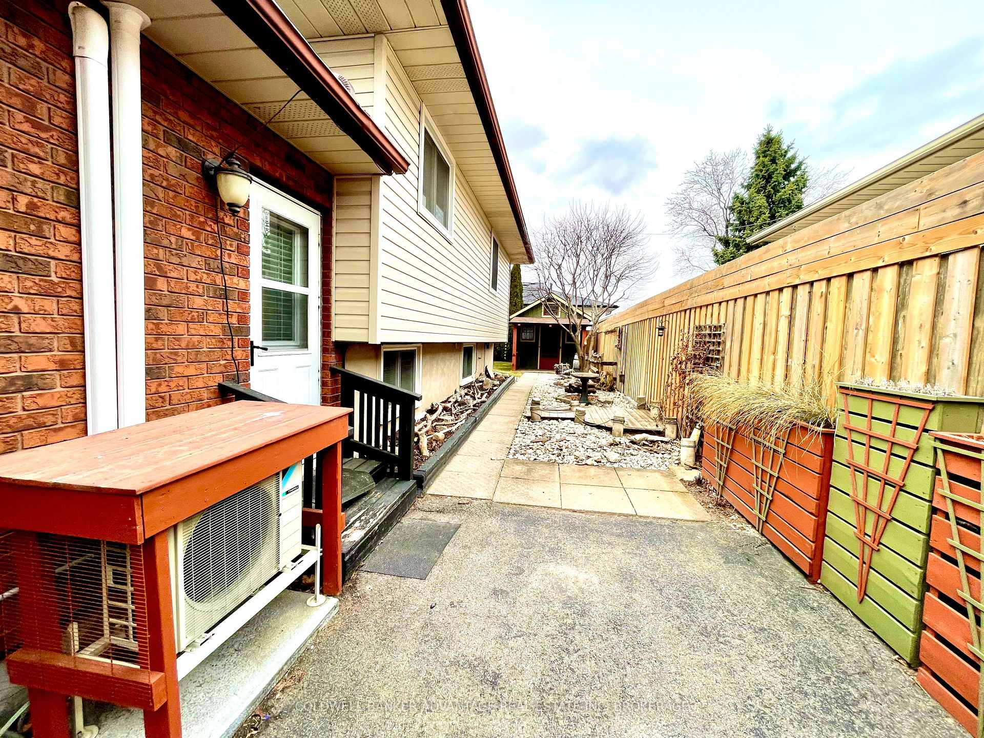 Photo 3 of 6631 Dawson Street, Niagara Falls, Morrison — HOMEH