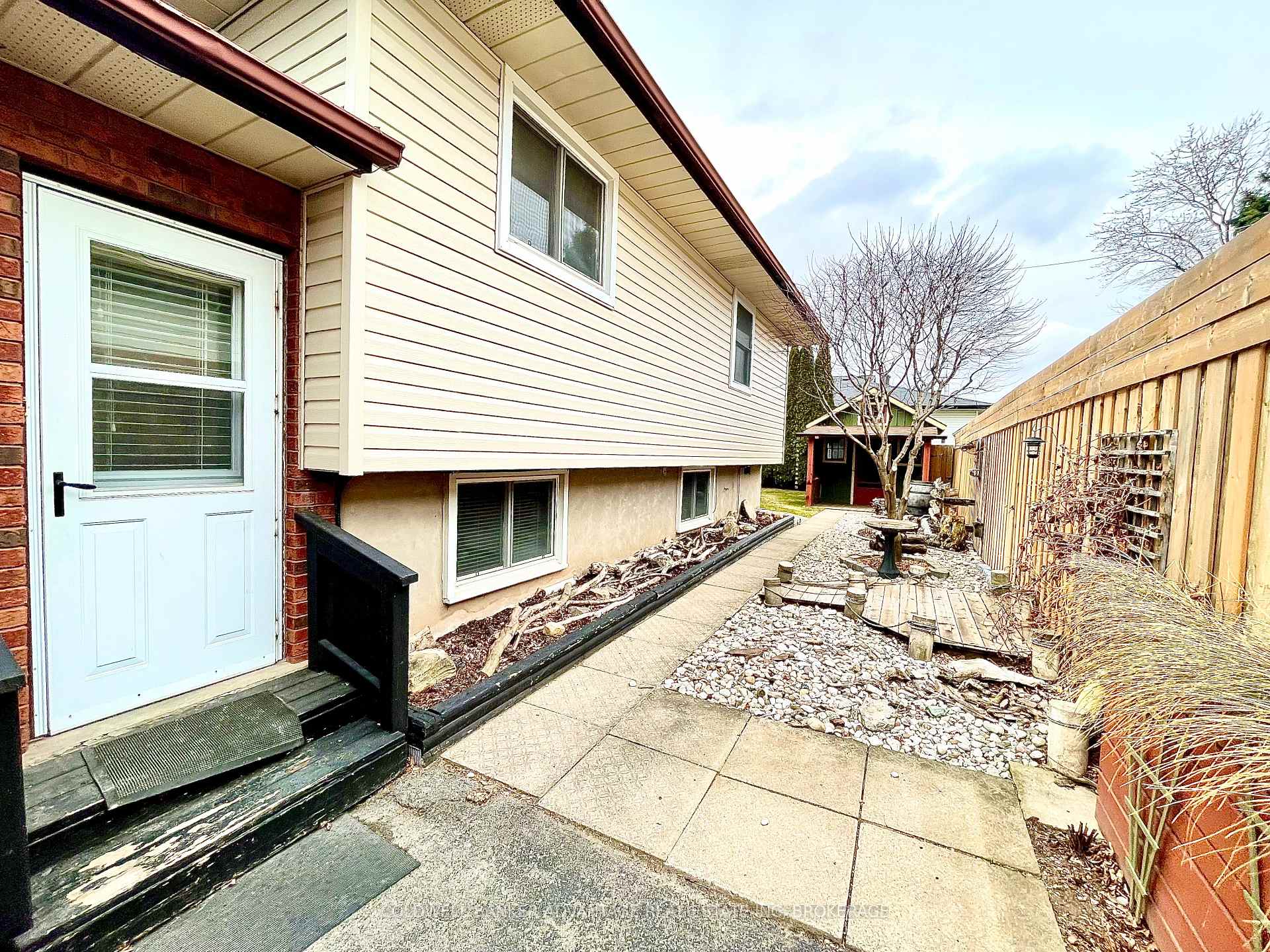 Photo 4 of 6631 Dawson Street, Niagara Falls, Morrison — HOMEH