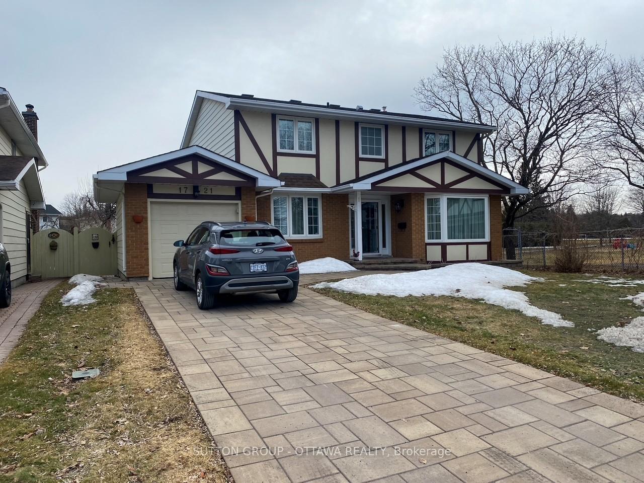 Front of 1721 Fieldstone Crescent