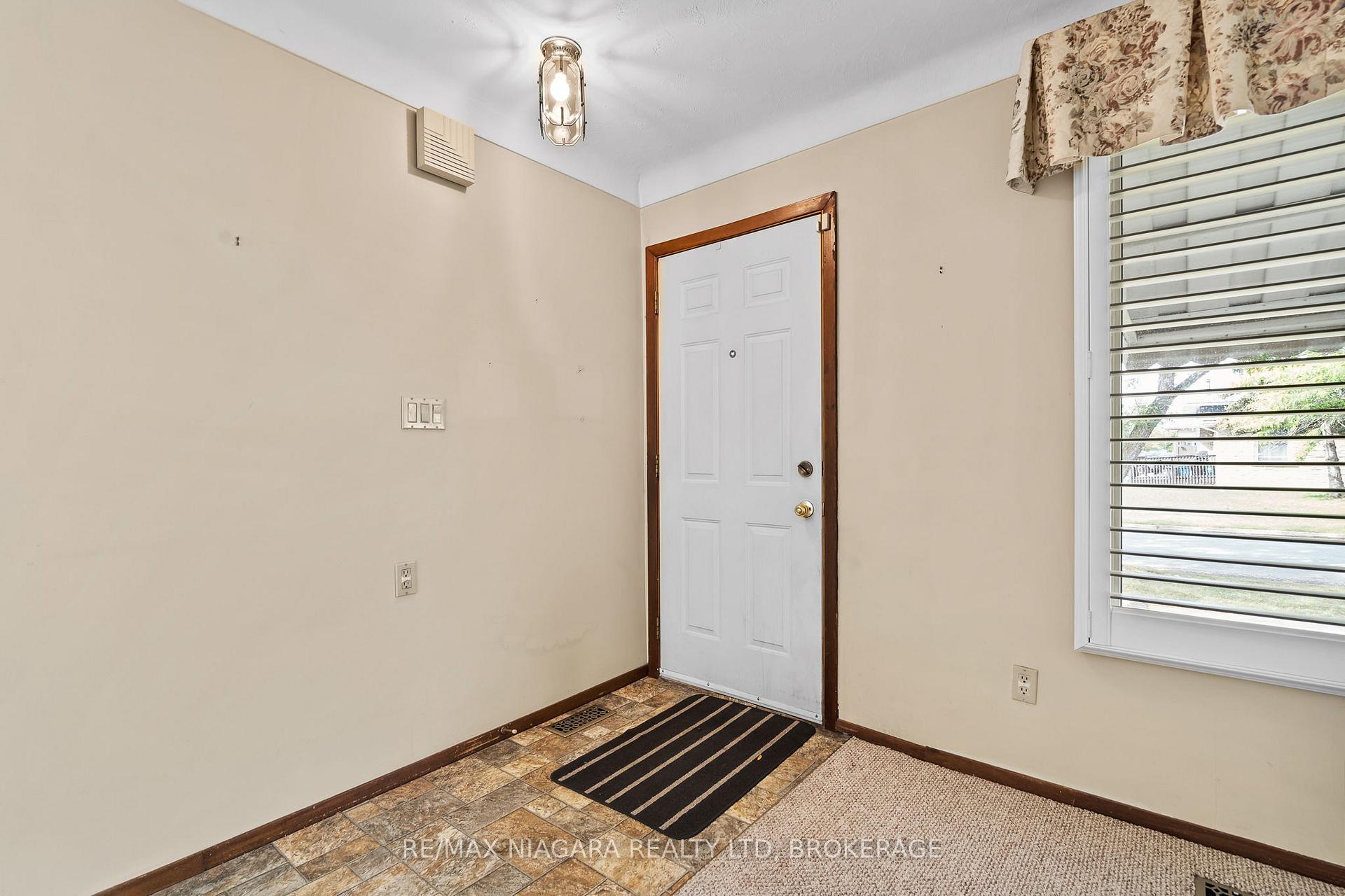 Photo 3 of 7402 Sunhaven Drive, Niagara Falls, Marineland — HOMEH