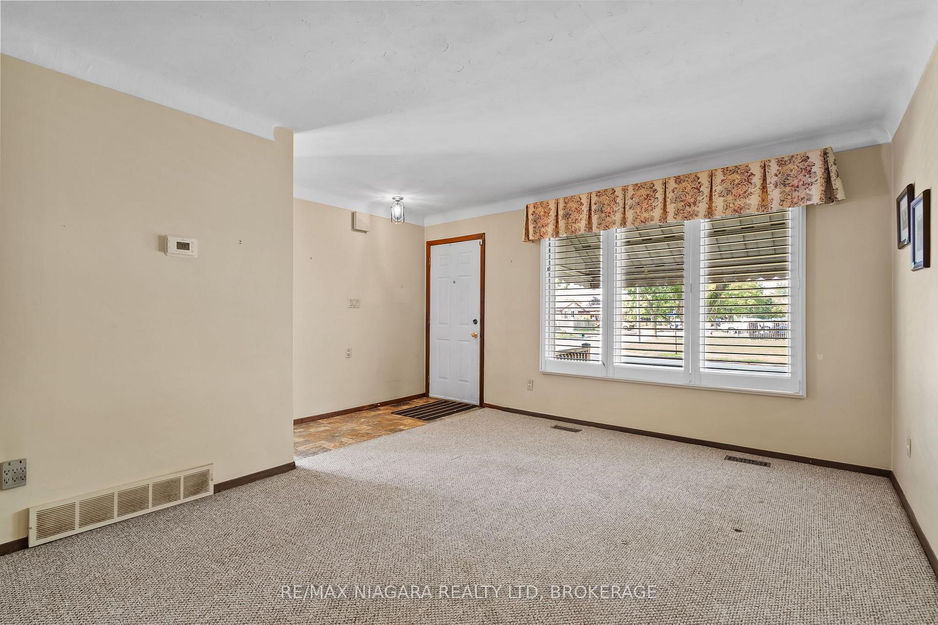 Photo 5 of 7402 Sunhaven Drive, Niagara Falls, Marineland — HOMEH