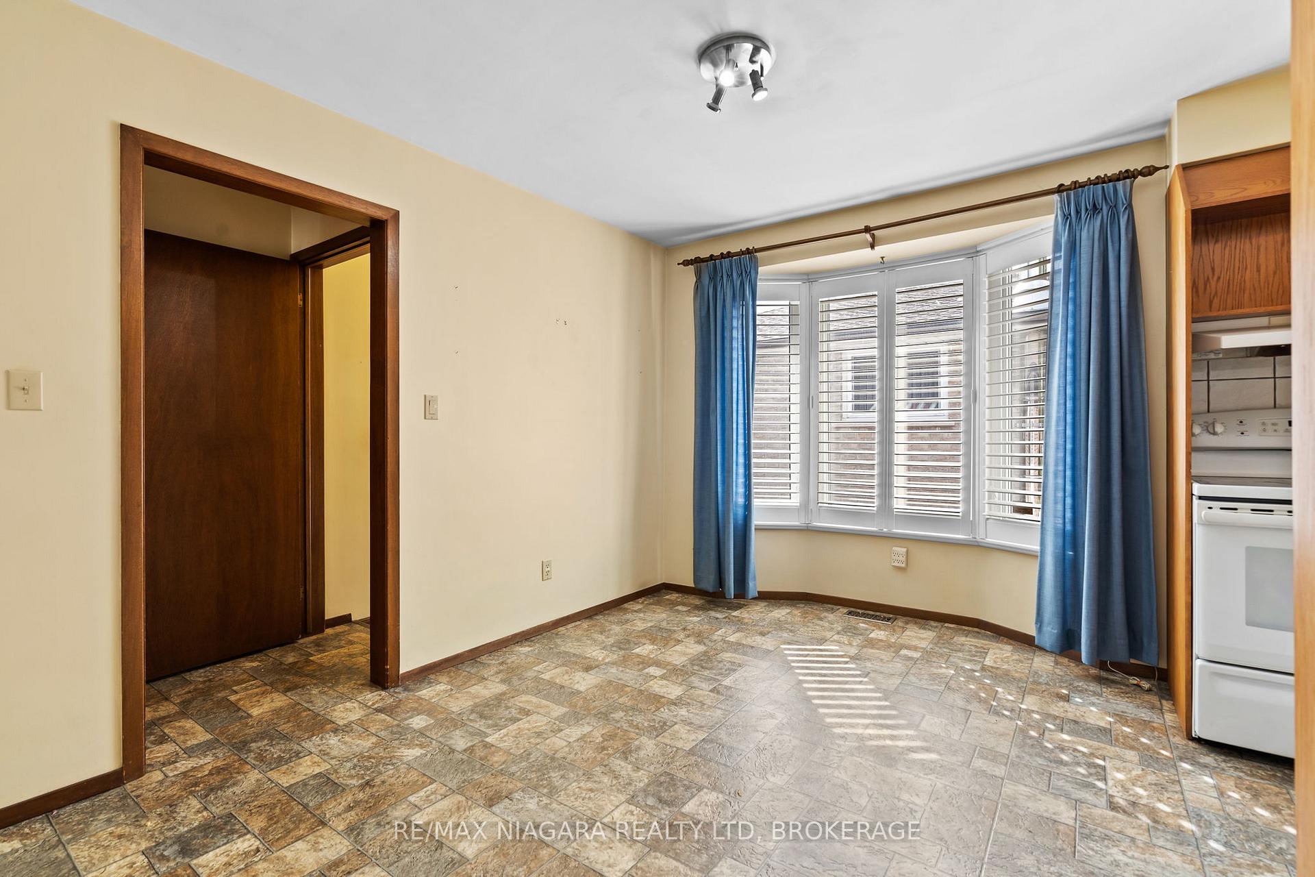 Photo 6 of 7402 Sunhaven Drive, Niagara Falls, Marineland — HOMEH