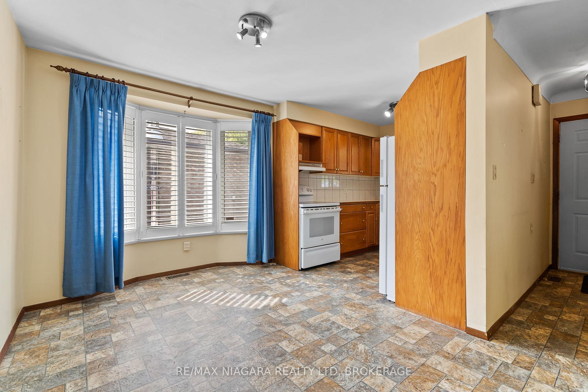 Photo 7 of 7402 Sunhaven Drive, Niagara Falls, Marineland — HOMEH
