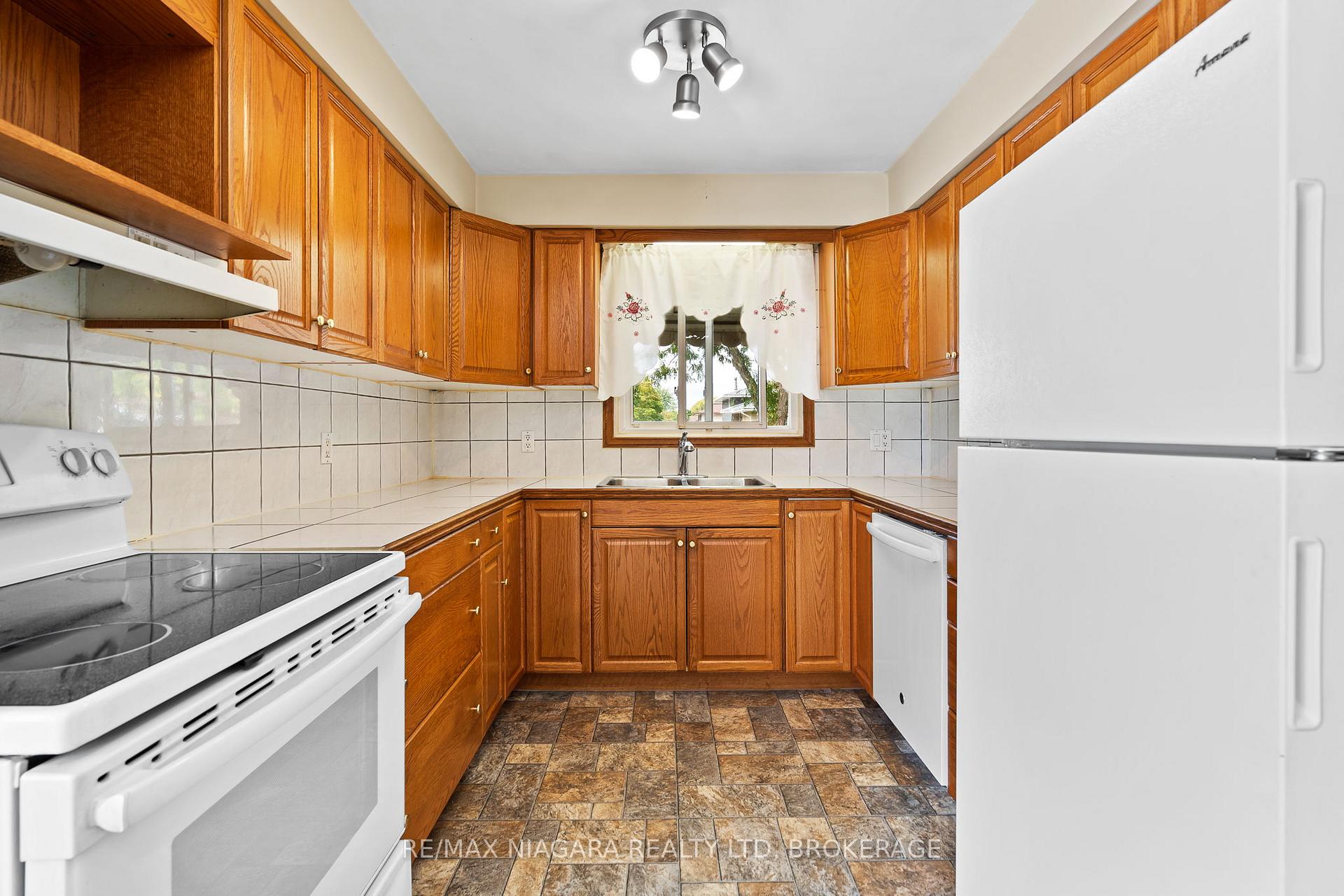 Photo 8 of 7402 Sunhaven Drive, Niagara Falls, Marineland — HOMEH