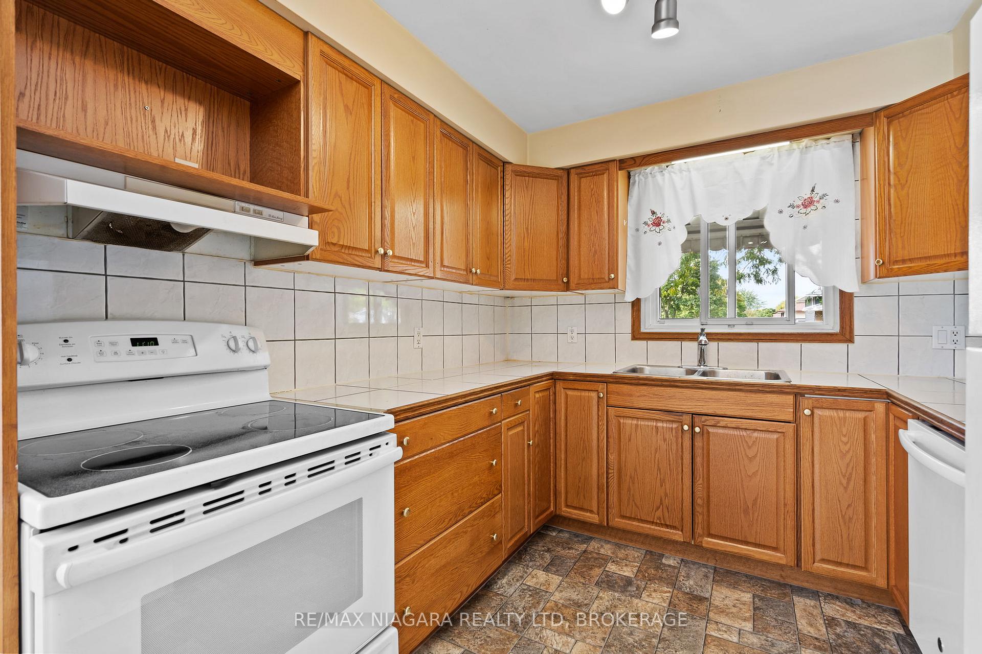 Photo 9 of 7402 Sunhaven Drive, Niagara Falls, Marineland — HOMEH