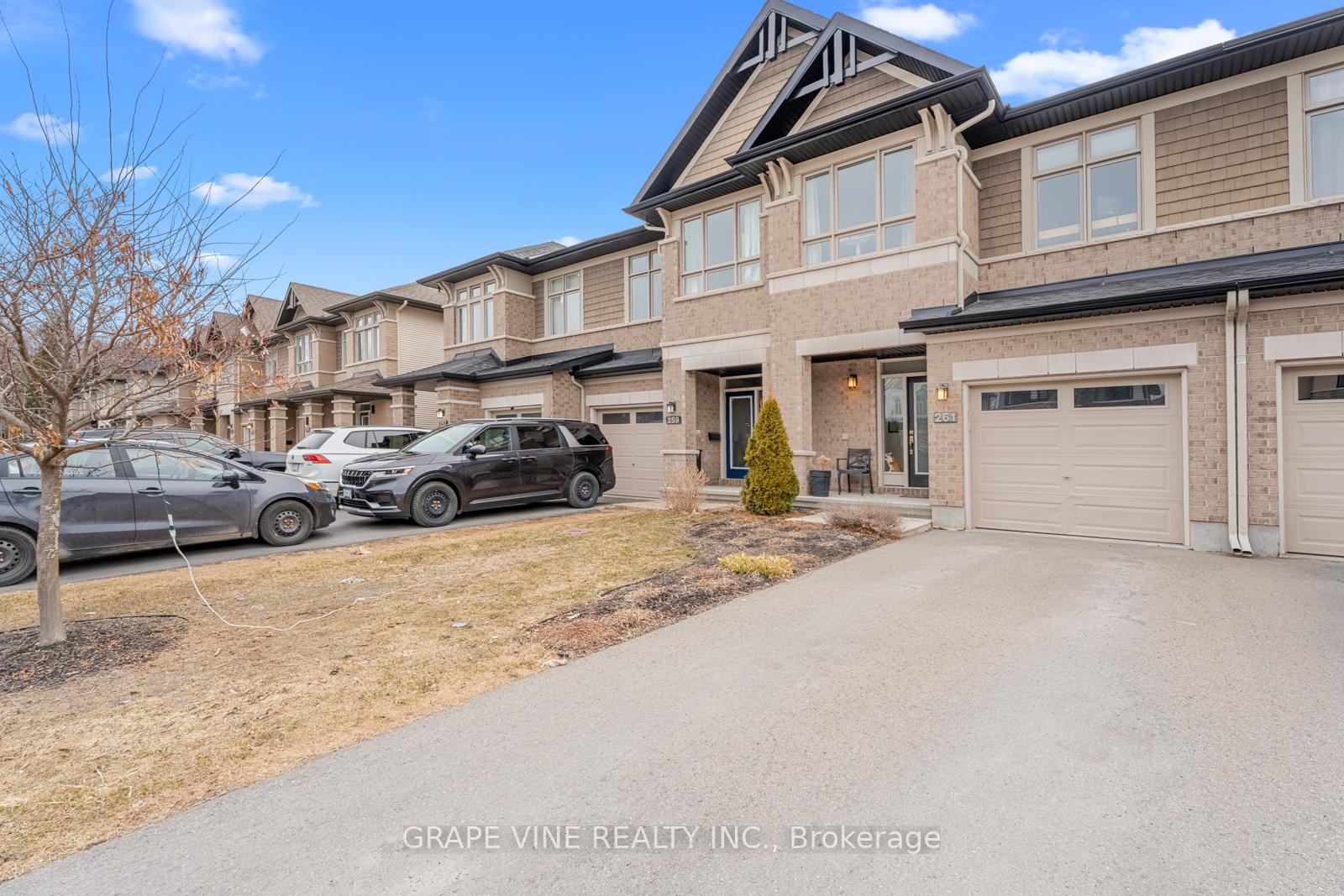 Photo 2 of 261 Shinleaf Crescent, Ottawa, Mer Bleue/Bradley Estates/Anderson Park — HOMEH