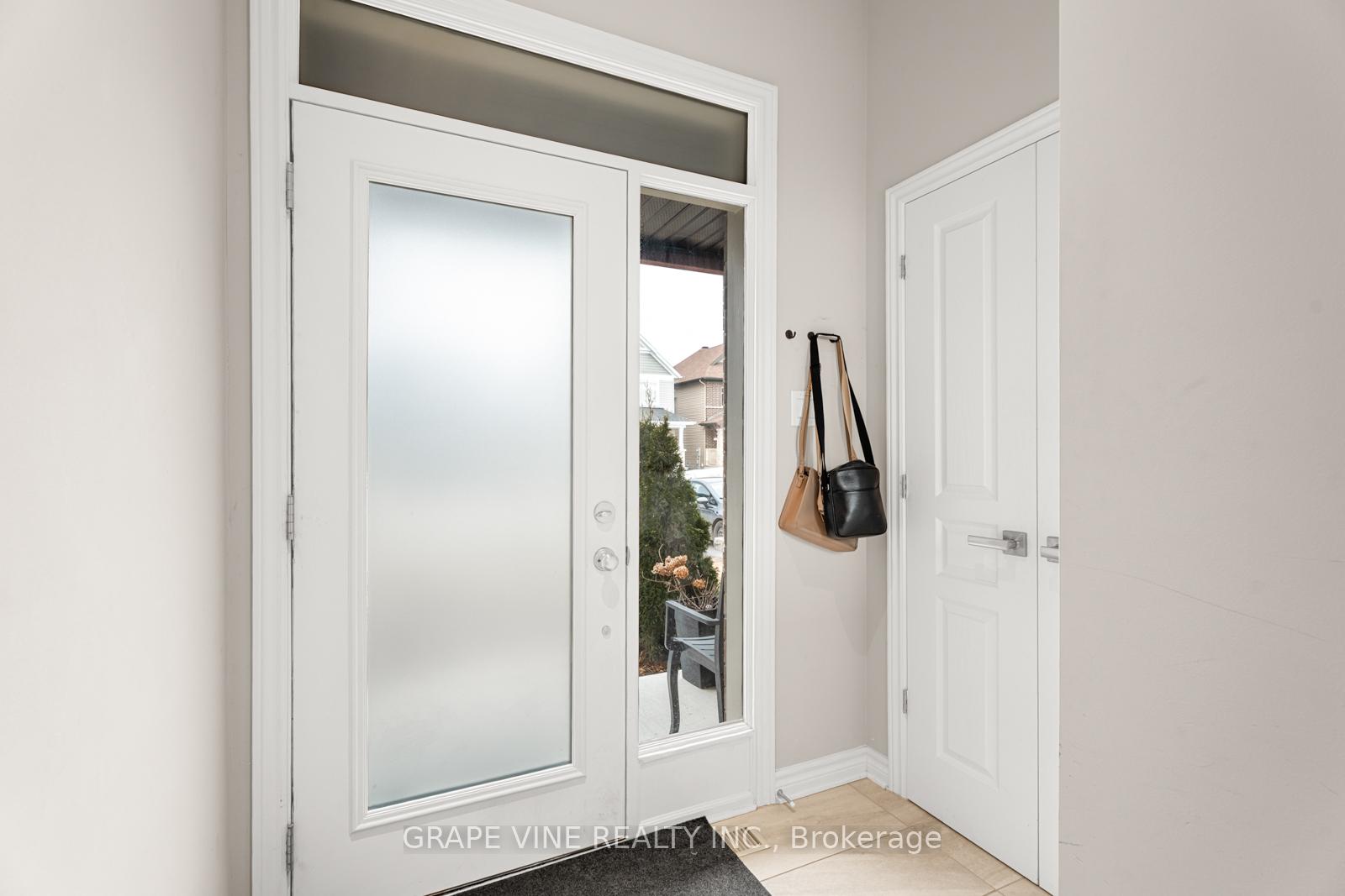 Photo 4 of 261 Shinleaf Crescent, Ottawa, Mer Bleue/Bradley Estates/Anderson Park — HOMEH