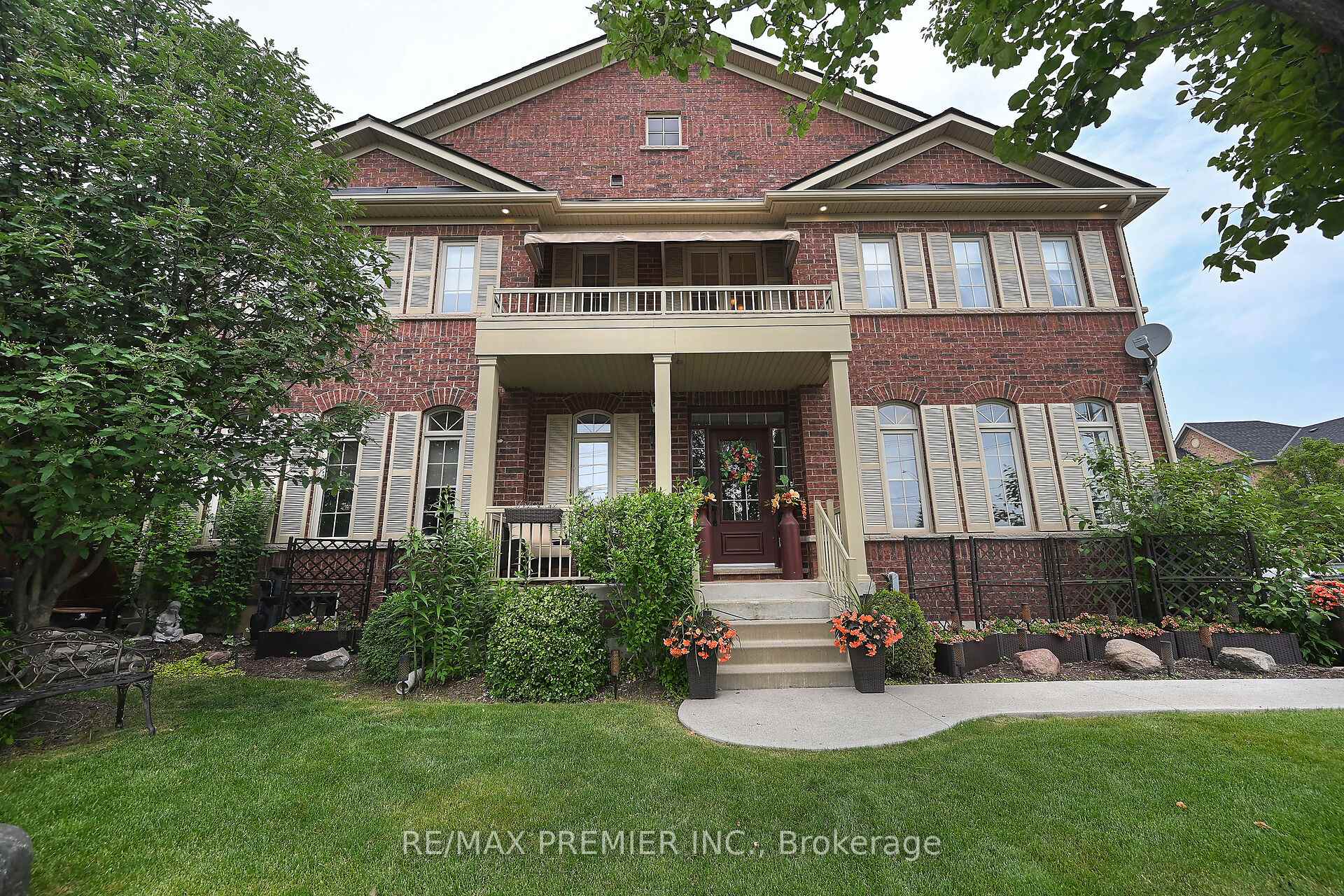 Front of 596 Holland Heights