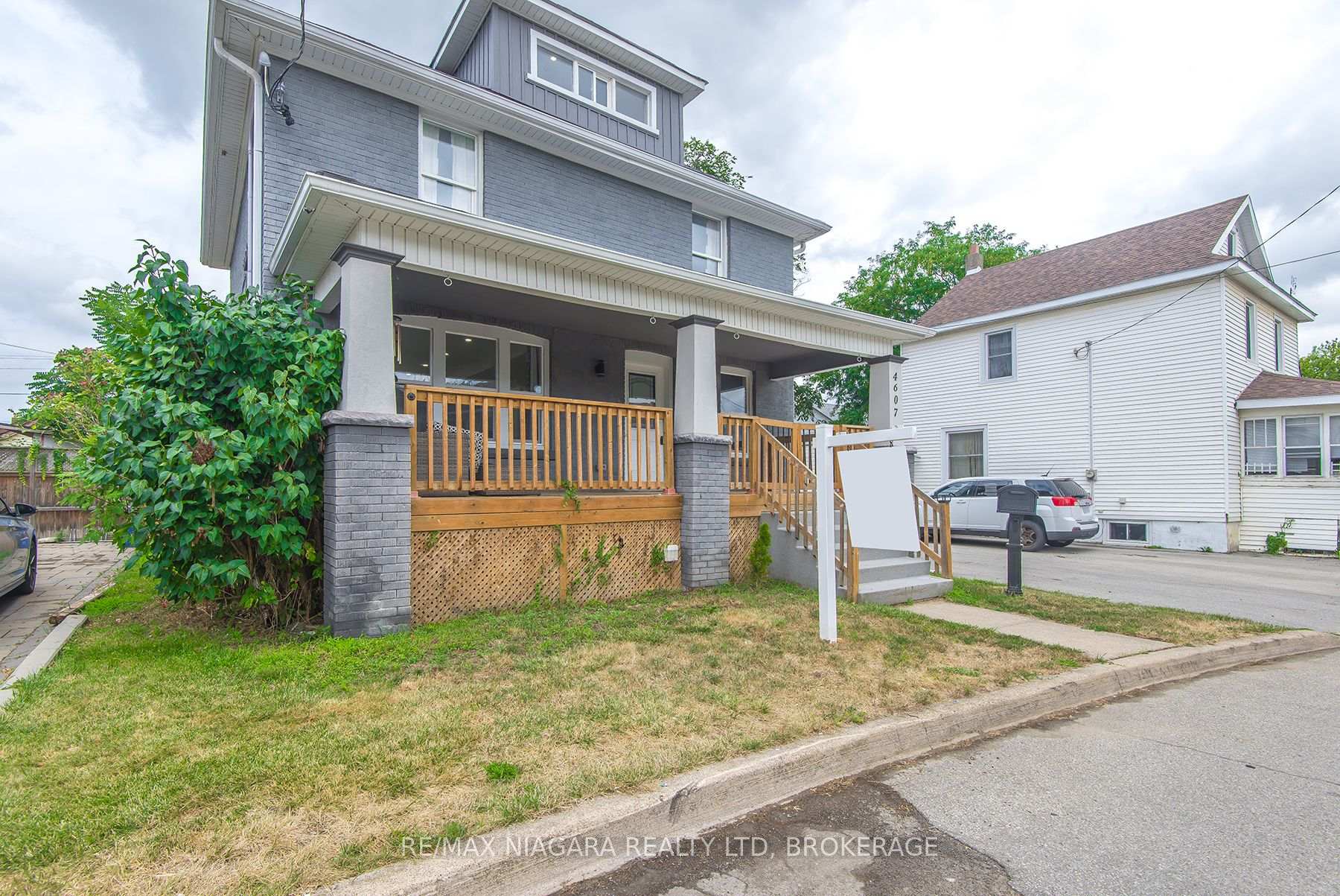 Photo 3 of 4607 Nelson Crescent, Niagara Falls, Downtown — HOMEH