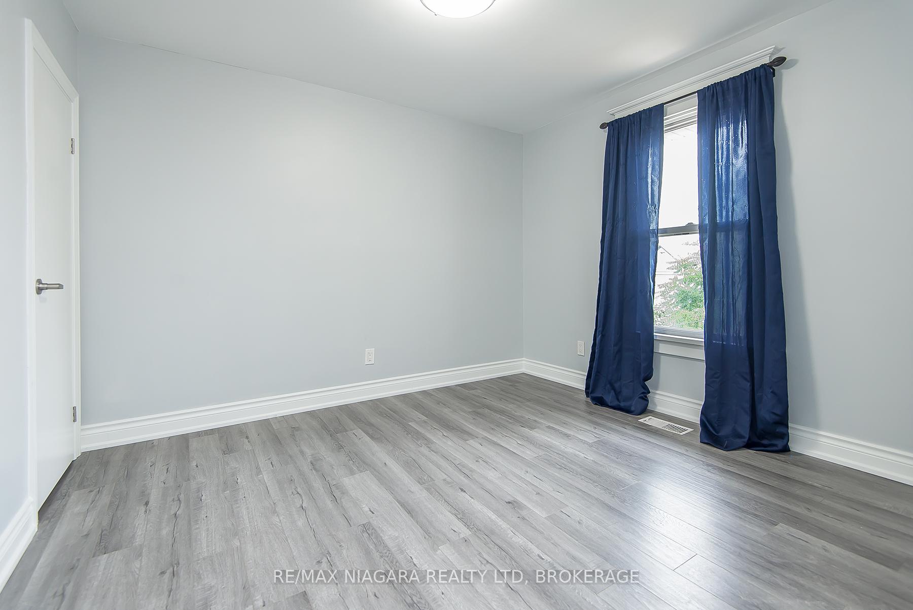 Photo 15 of 4607 Nelson Crescent, Niagara Falls, Downtown — HOMEH