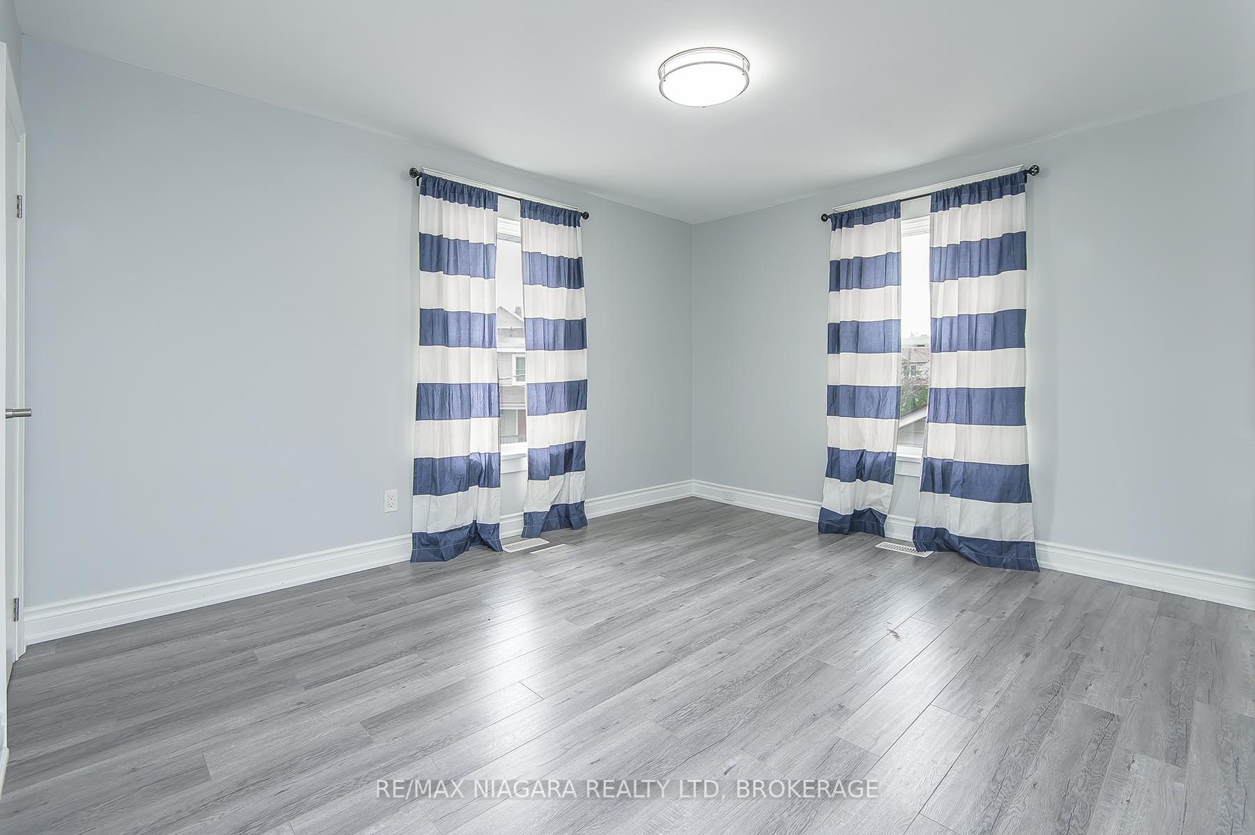 Photo 16 of 4607 Nelson Crescent, Niagara Falls, Downtown — HOMEH