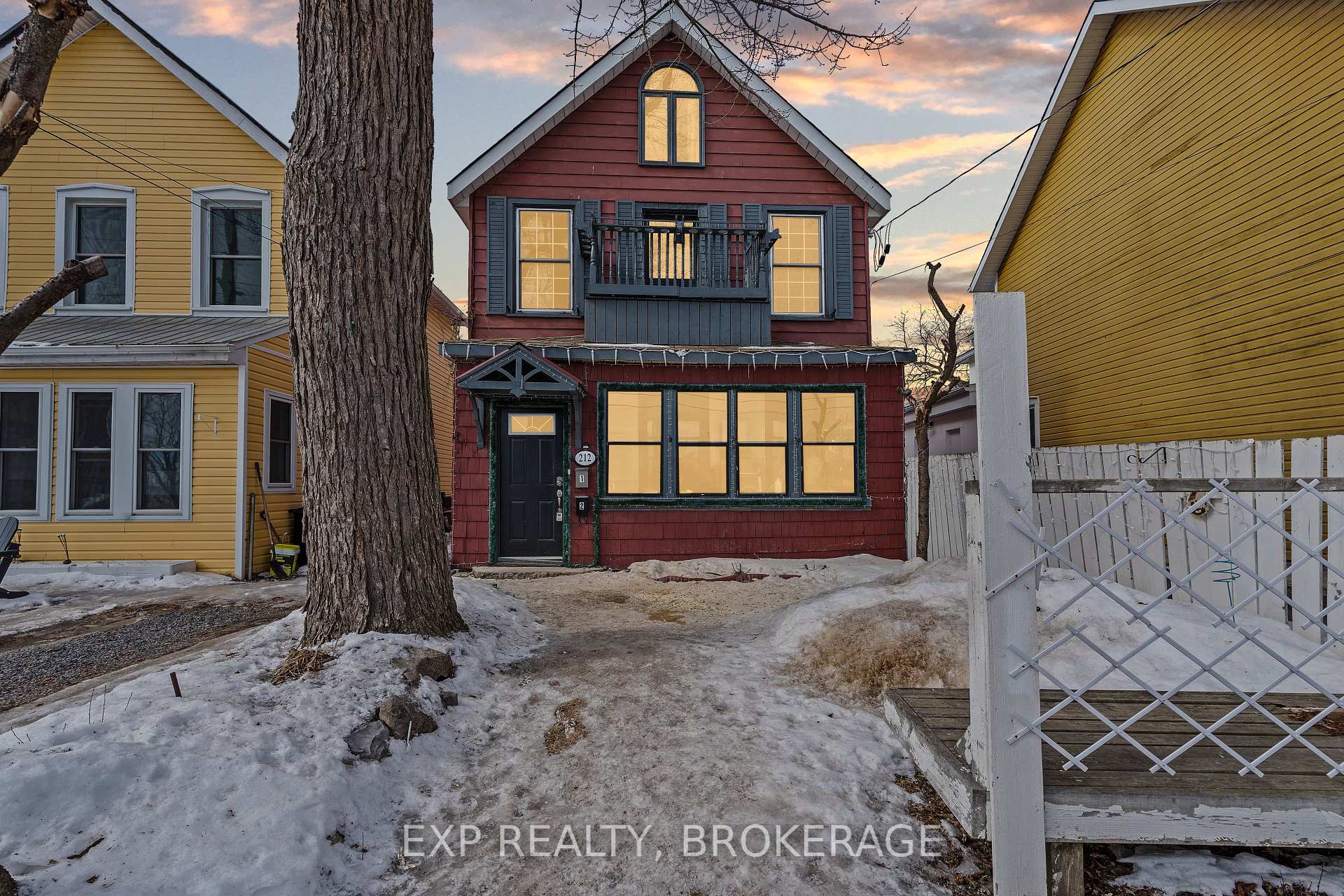 Front of 212 Rideau Street