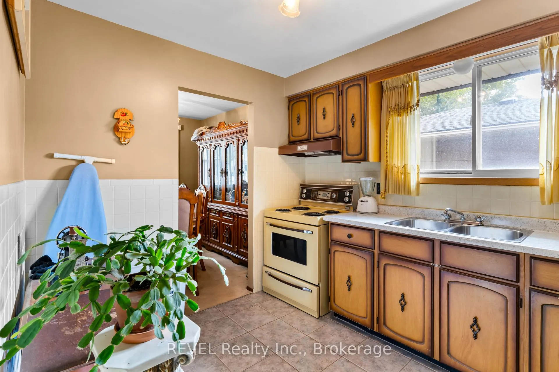 Photo 8 of 6256 Johnson Drive, Niagara Falls, Church's Lane — HOMEH