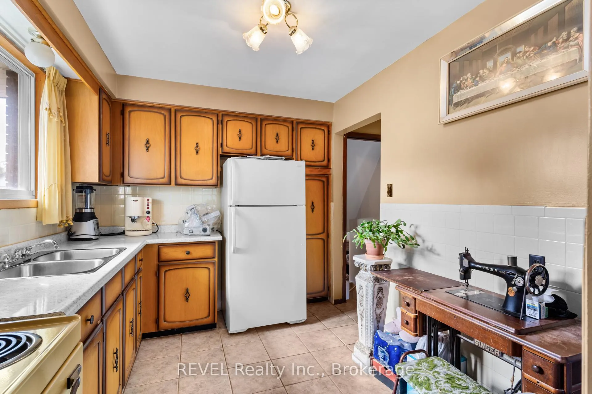 Photo 9 of 6256 Johnson Drive, Niagara Falls, Church's Lane — HOMEH