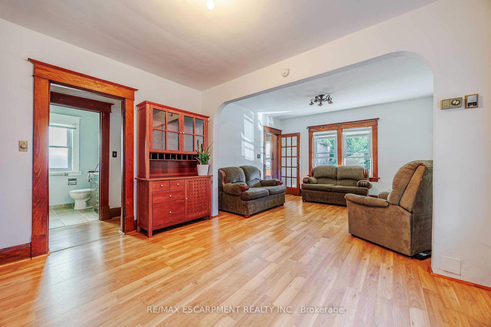 Photo 6 of 5417 Bridge Street, Niagara Falls, Downtown — HOMEH