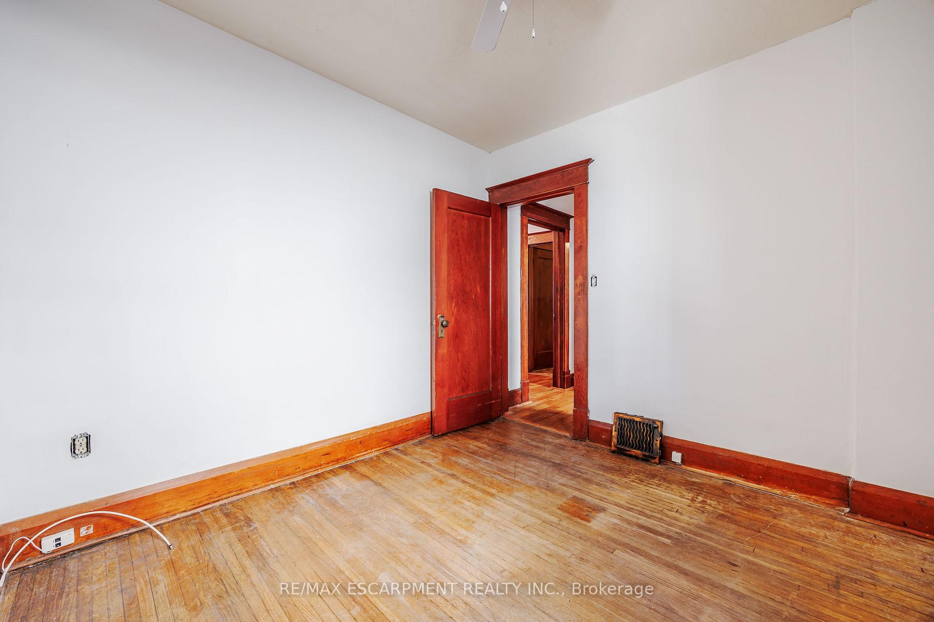 Photo 10 of 5417 Bridge Street, Niagara Falls, Downtown — HOMEH