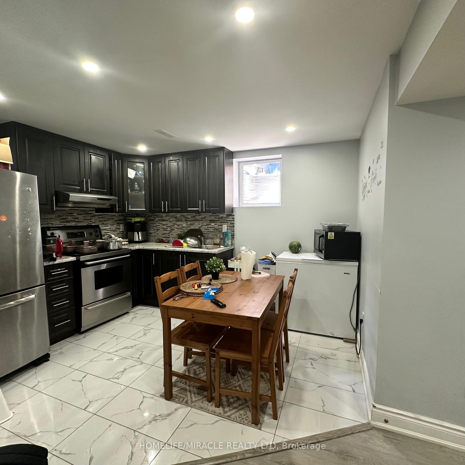 Photo 3 of 925 Philbrook Drive, Milton, Coates — HOMEH
